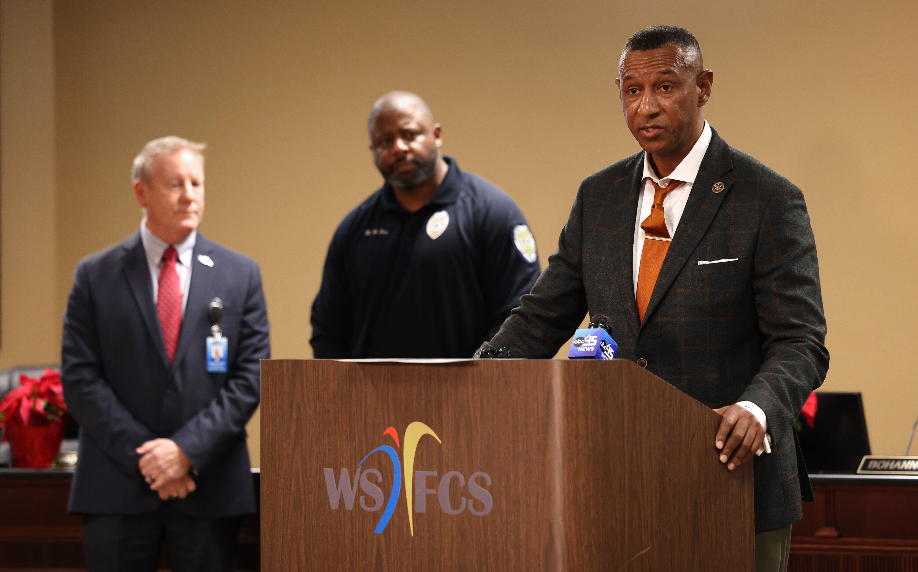 Informações sobre possíveis acusações não foram discutidas.