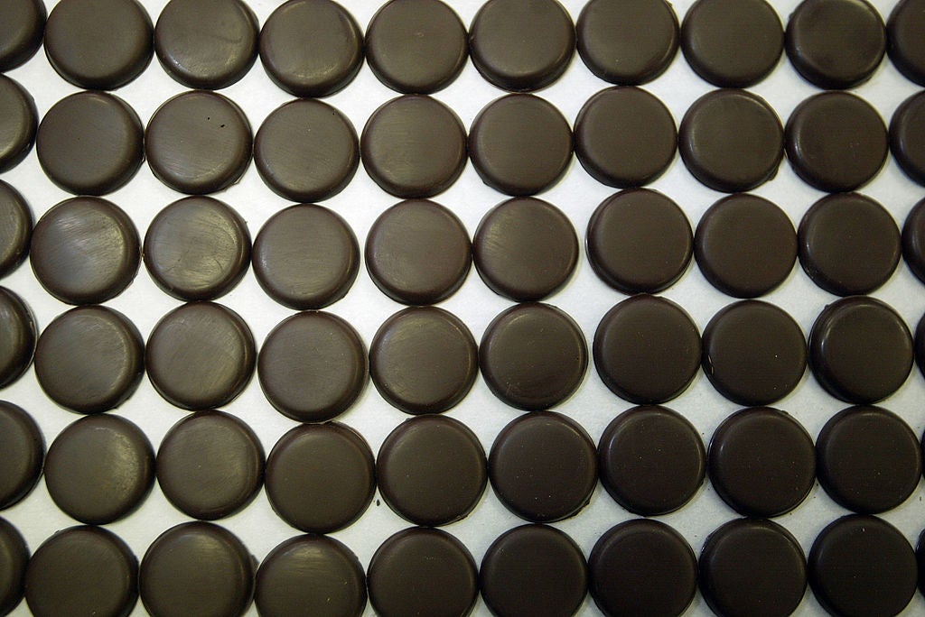 O chocolate amargo é rico em flavonóides, antioxidantes encontrados em alimentos que combatem a inflamação.