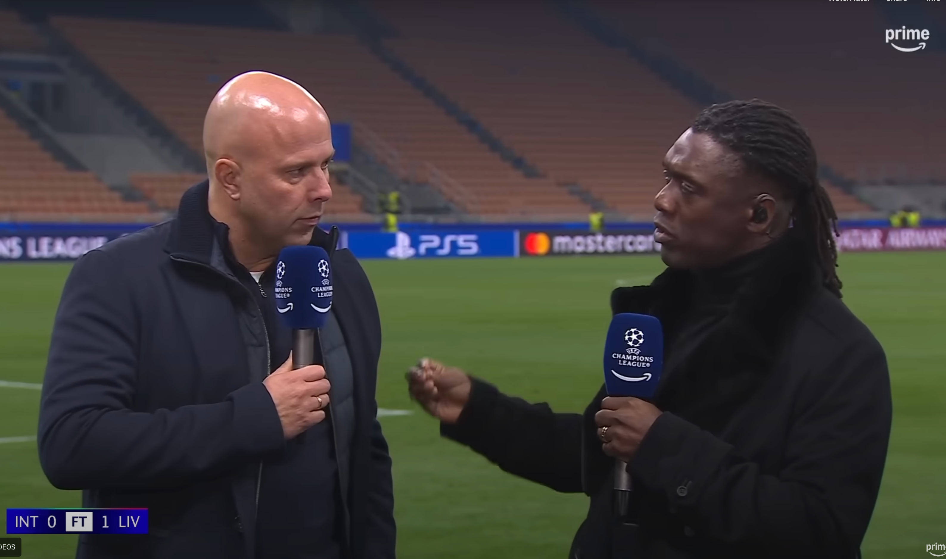 <p>Arne Slot speaks to Clarence Seedorf after full-time</p>