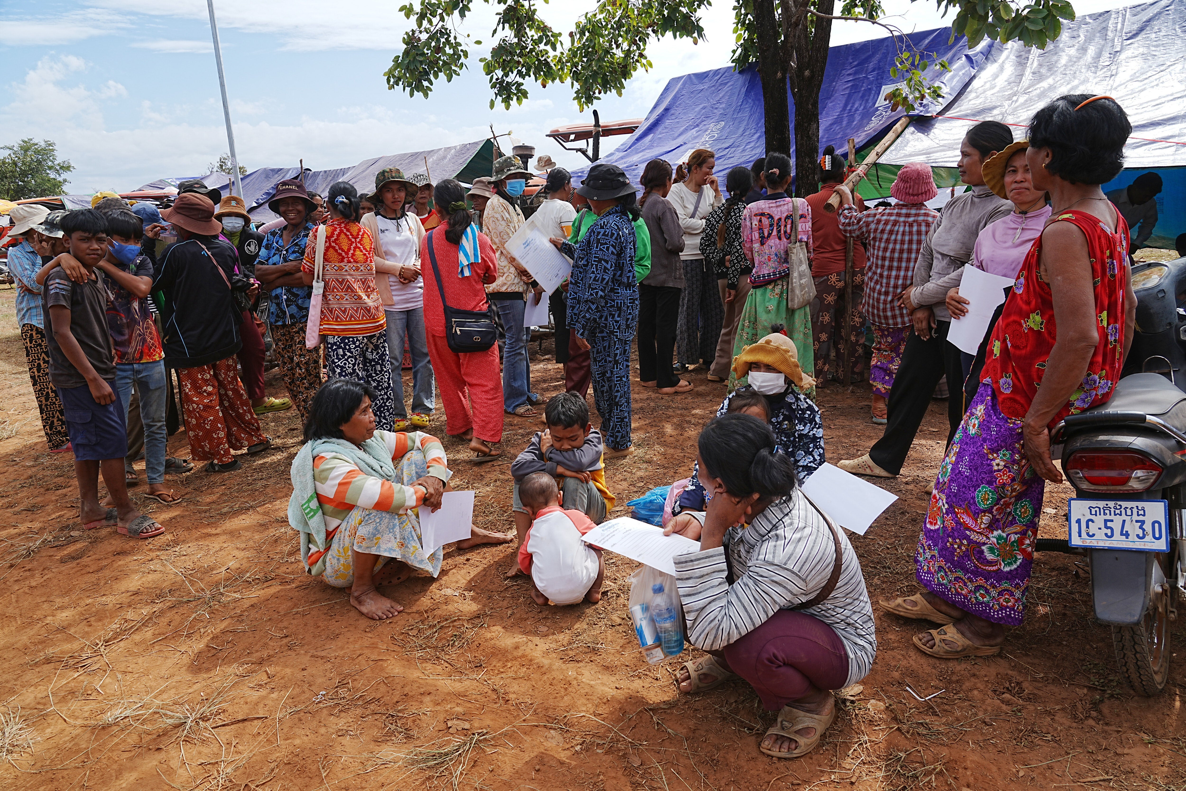 <p>Evacuees wait for registration as they take refuge at Chonkal in Oddar Meanchey province, Cambodia </p>