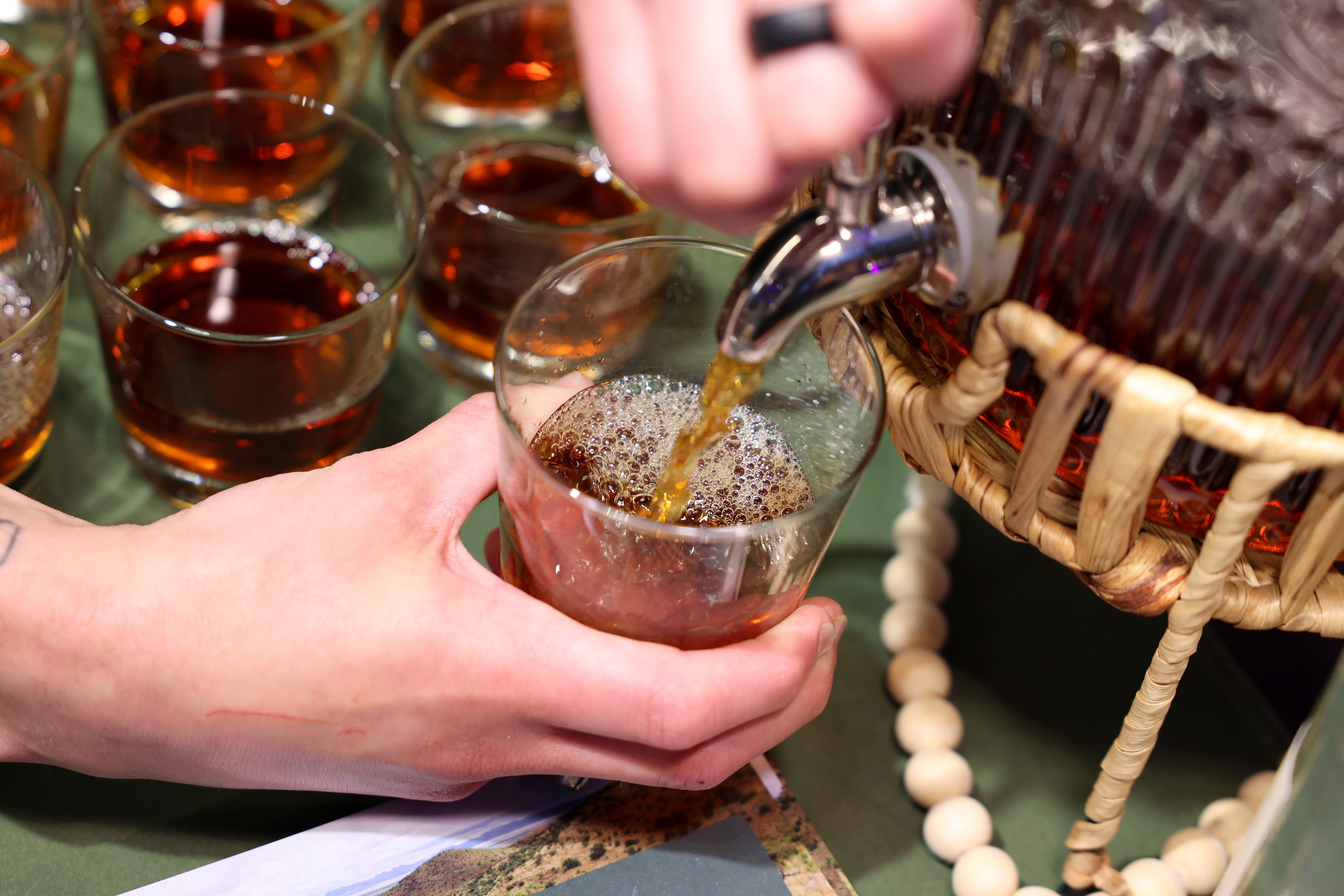 Beber chá verde e preto contém flavonóides que abrem os vasos sanguíneos