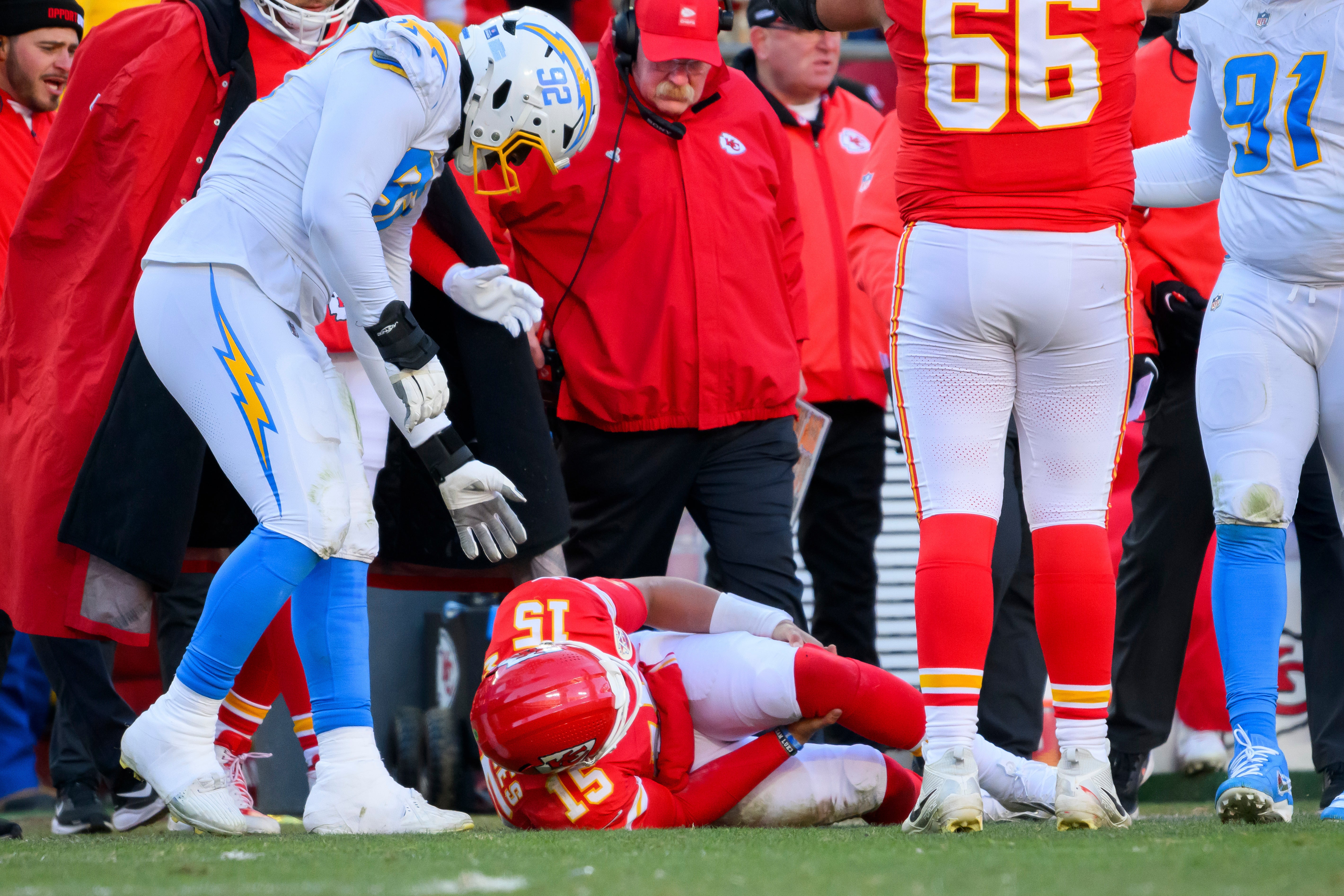 Patrick Mahomes went down clutching his knee on Sunday