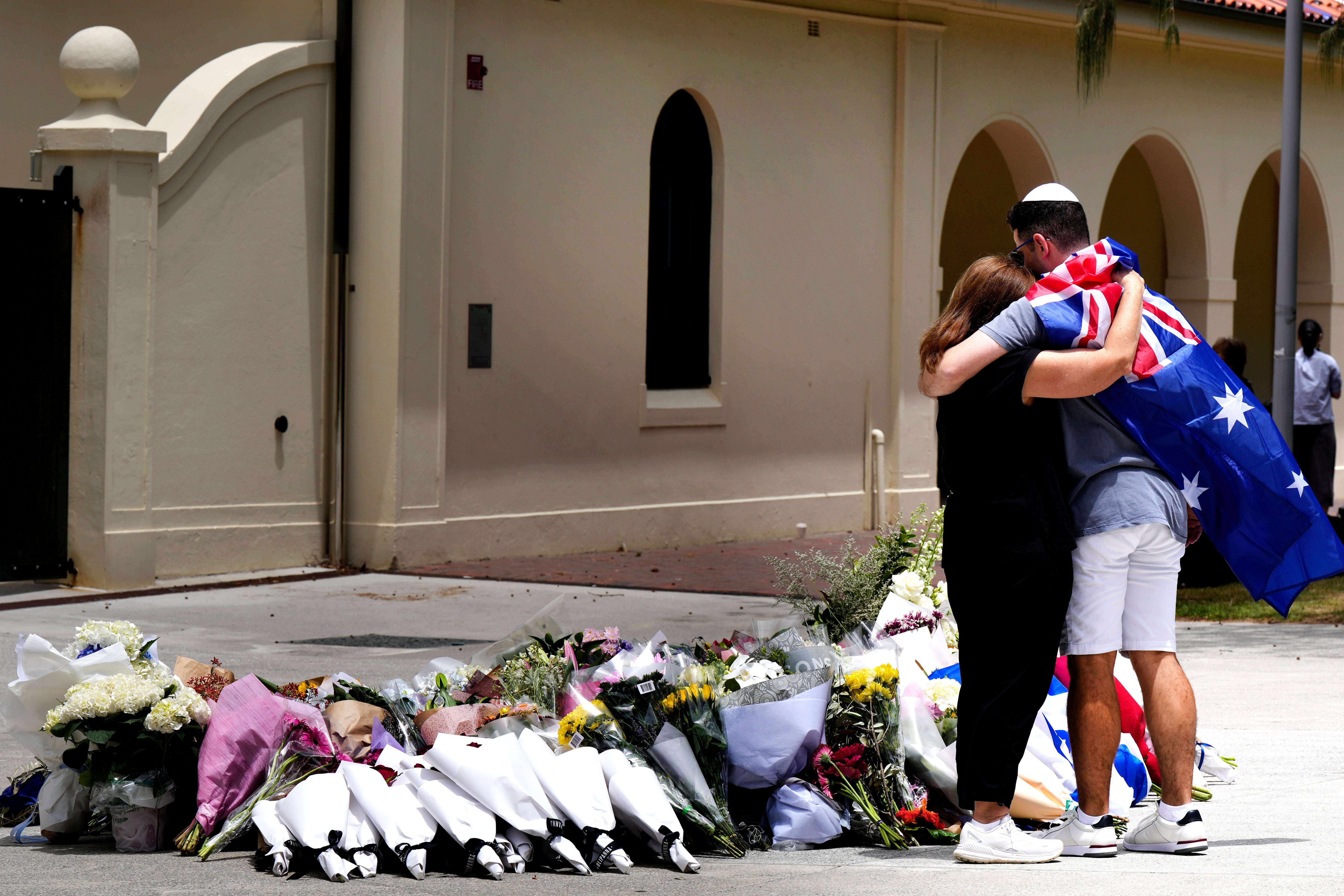 <p>People leave tributes to the 15 people killed in the Bondi Beach shootings</p>