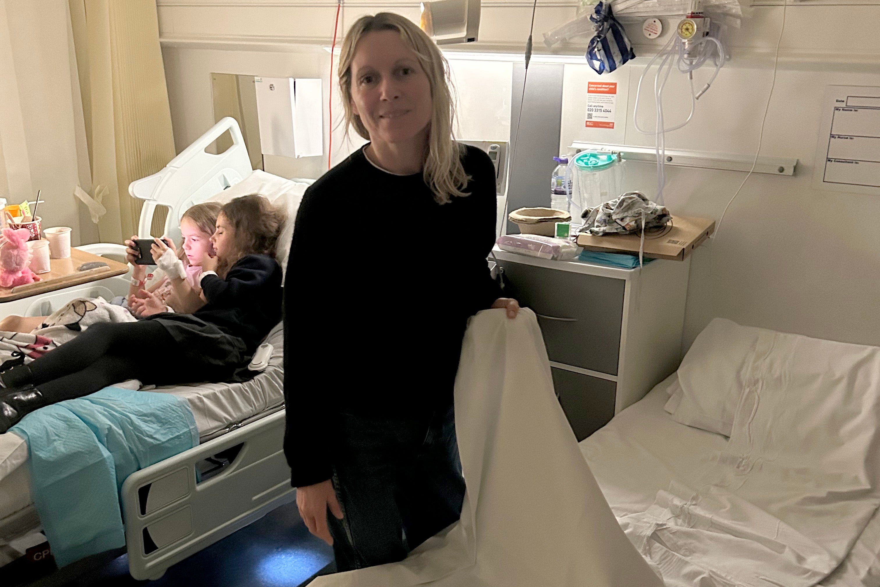 Arrumando minha cama dobrável ao lado da cama de Liberty no Chelsea and Westminster Hospital