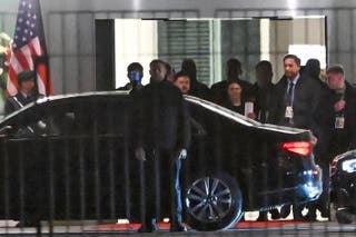 Ukrajinski predsjednik Volodymyr Zelensky snimljen je kako ulazi u automobil nakon razgovora u kancelariji 14. prosinca 2025. u Berlinu