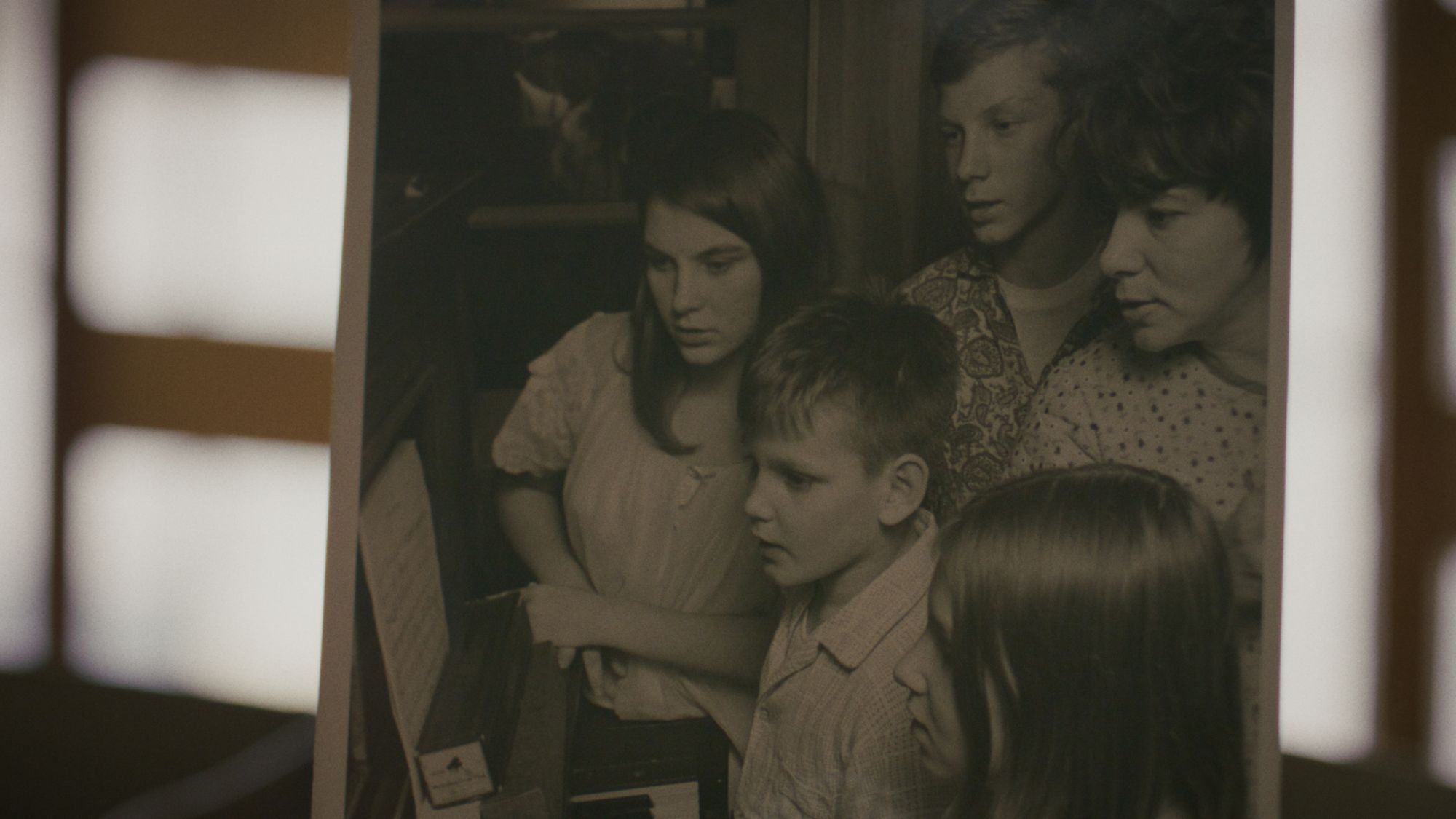 Family photo of the Carrol children, Jean, Steve, Pat, and Mike, with mother Dorothy at the piano
