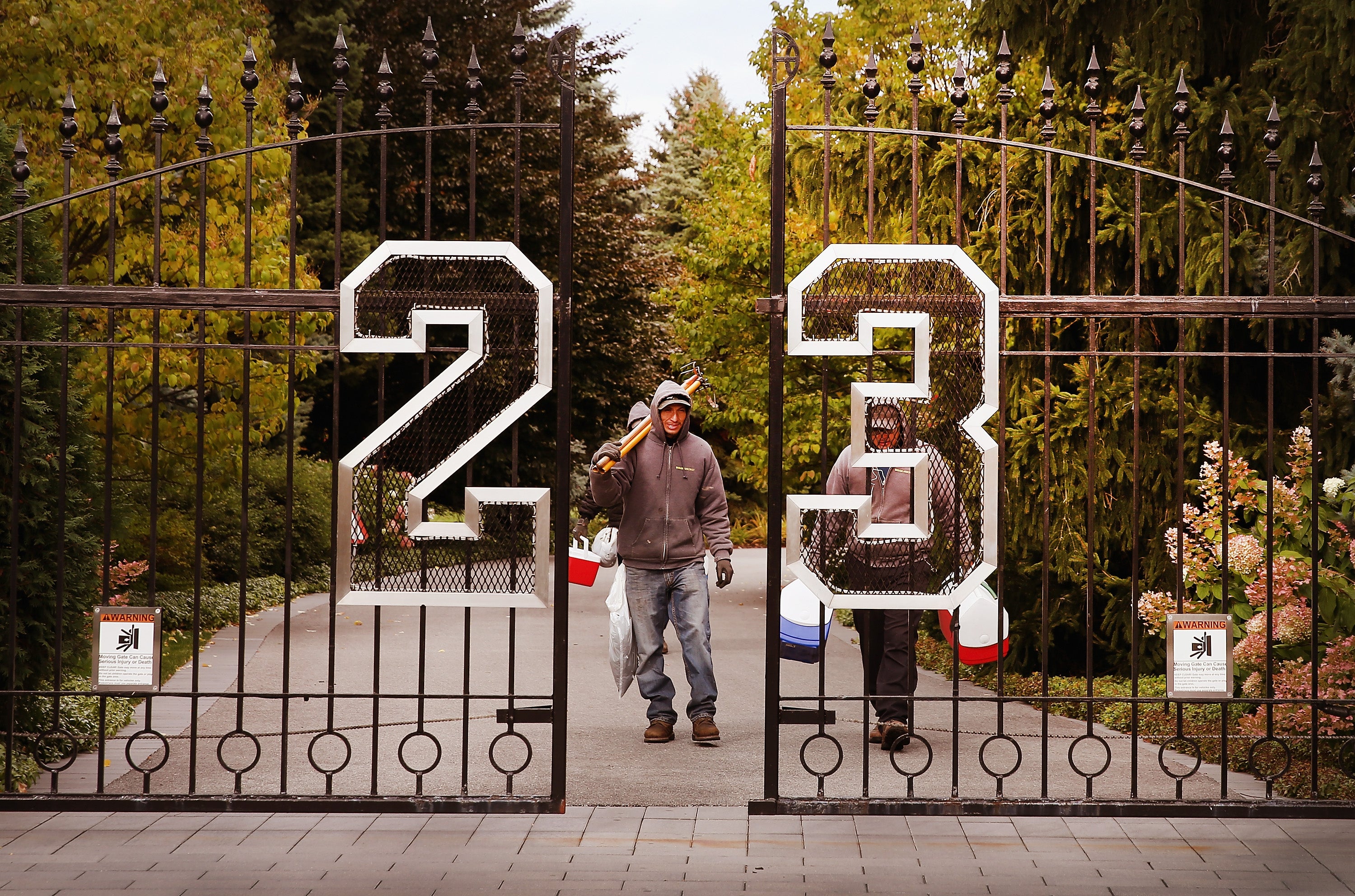 Jordan’s former property features a swimming pool, a regulation-size indoor basketball court, an outdoor tennis court, nine bedrooms, 16 bathrooms, and a restaurant-quality kitchen, a movie theater, and a poker room.