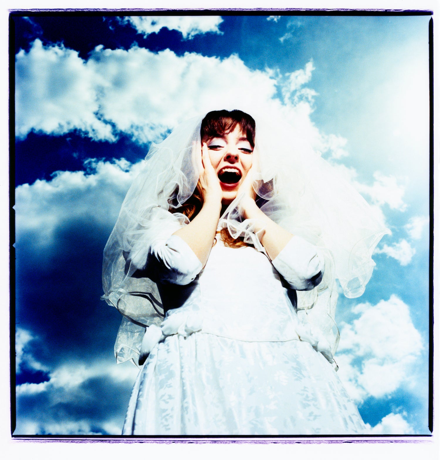 Casada com o trabalho: Hollingworth no vestido de noiva da mãe para a capa de 'Quicksand Heart'