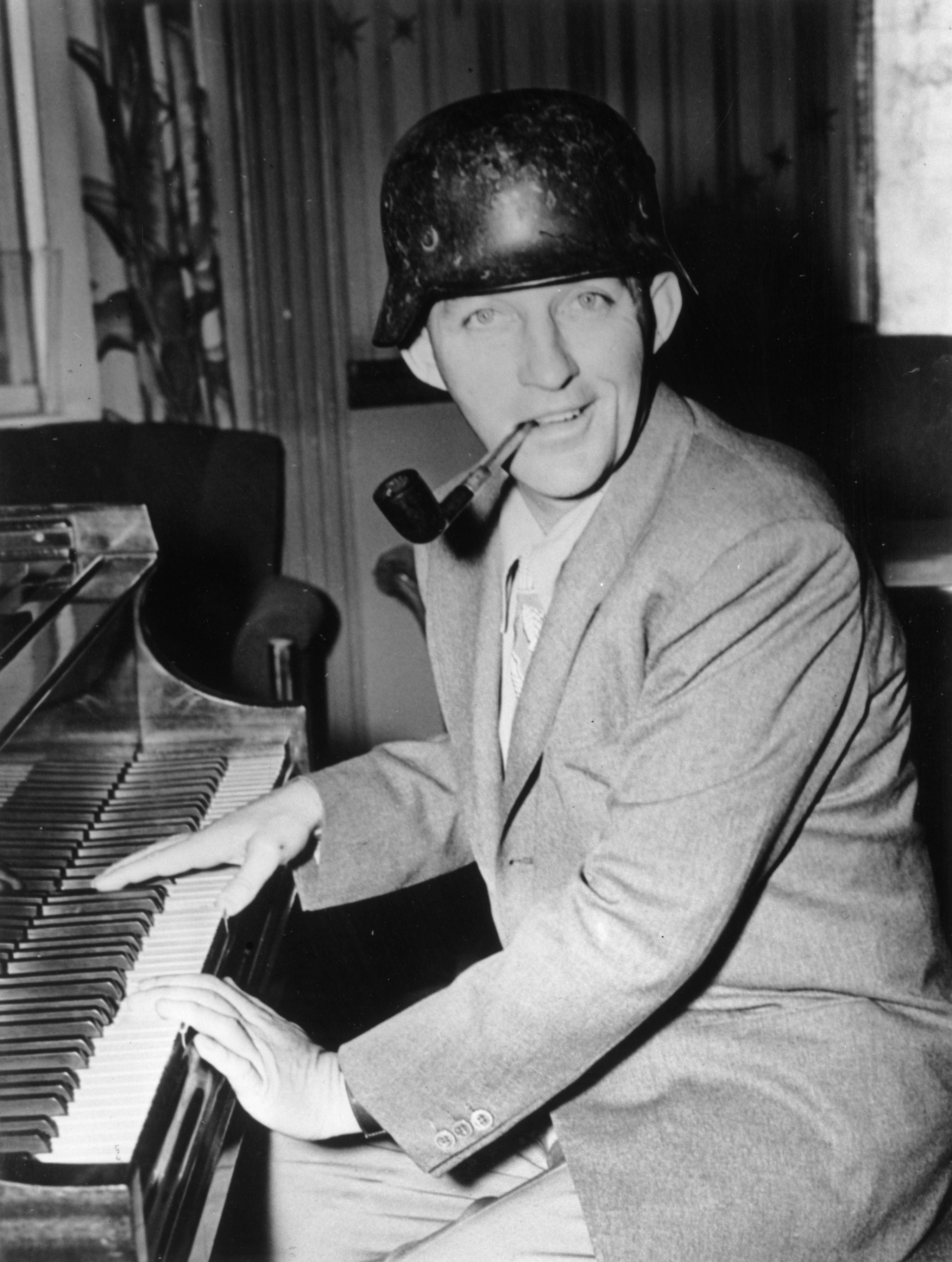 O cantor Bing Crosby cantou 'White Christmas' para as tropas durante a Segunda Guerra Mundial, a pedido deles.