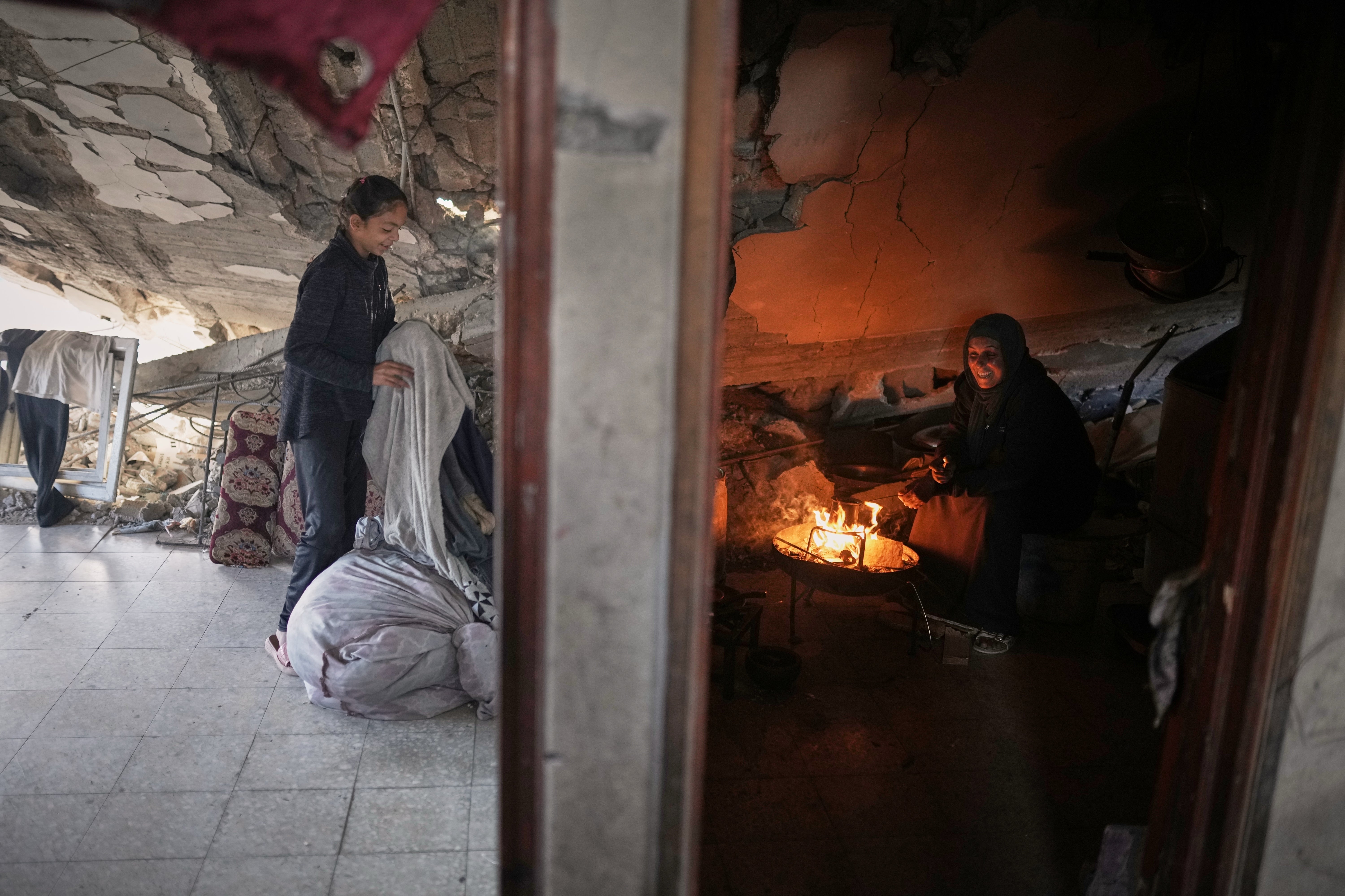 Palestinians are still living in badly damaged homes, as here in Jabaliya, Gaza City