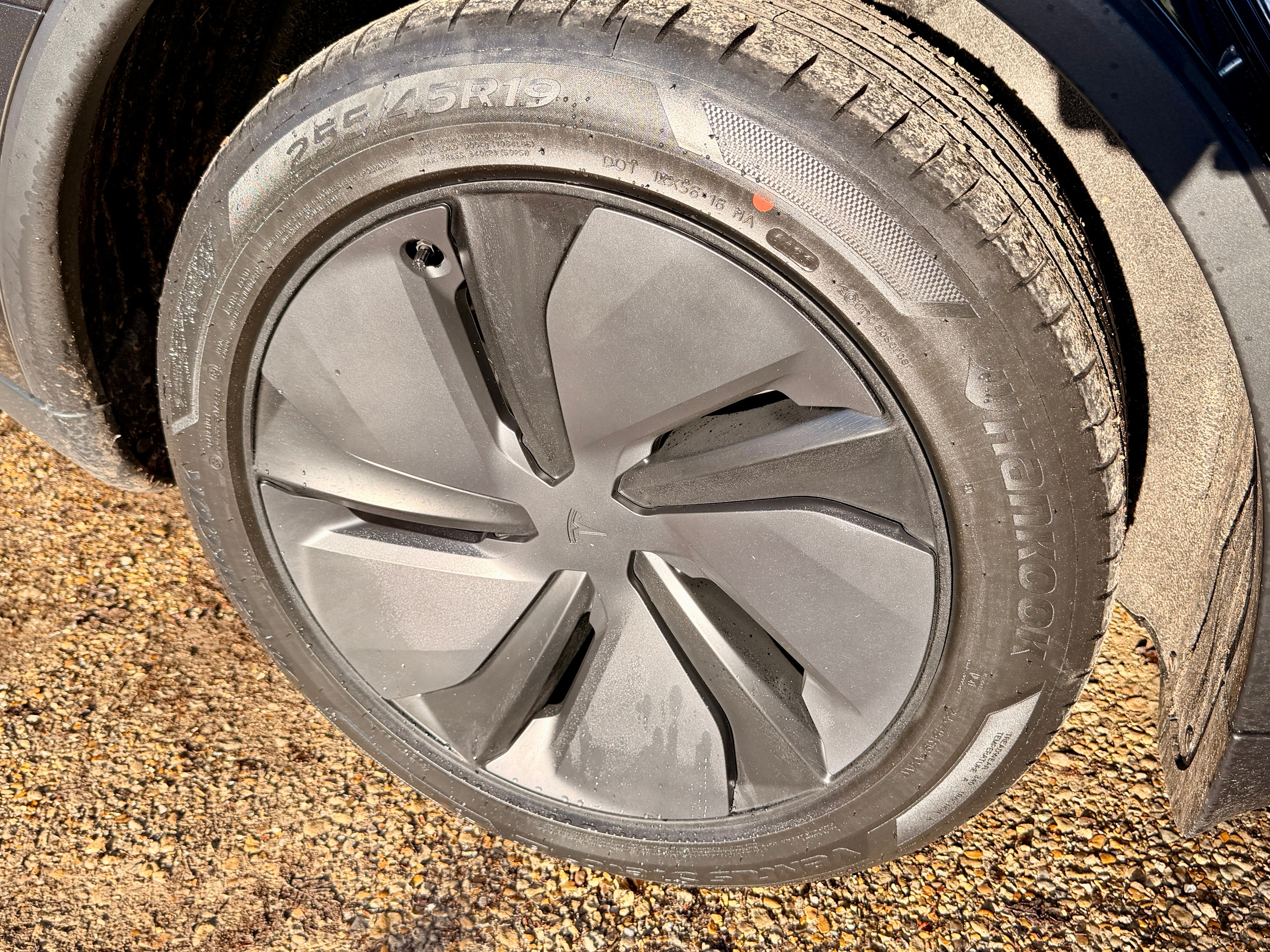 UK Tesla Model Y Standards get bespoke 19-inch aerodynamic wheels