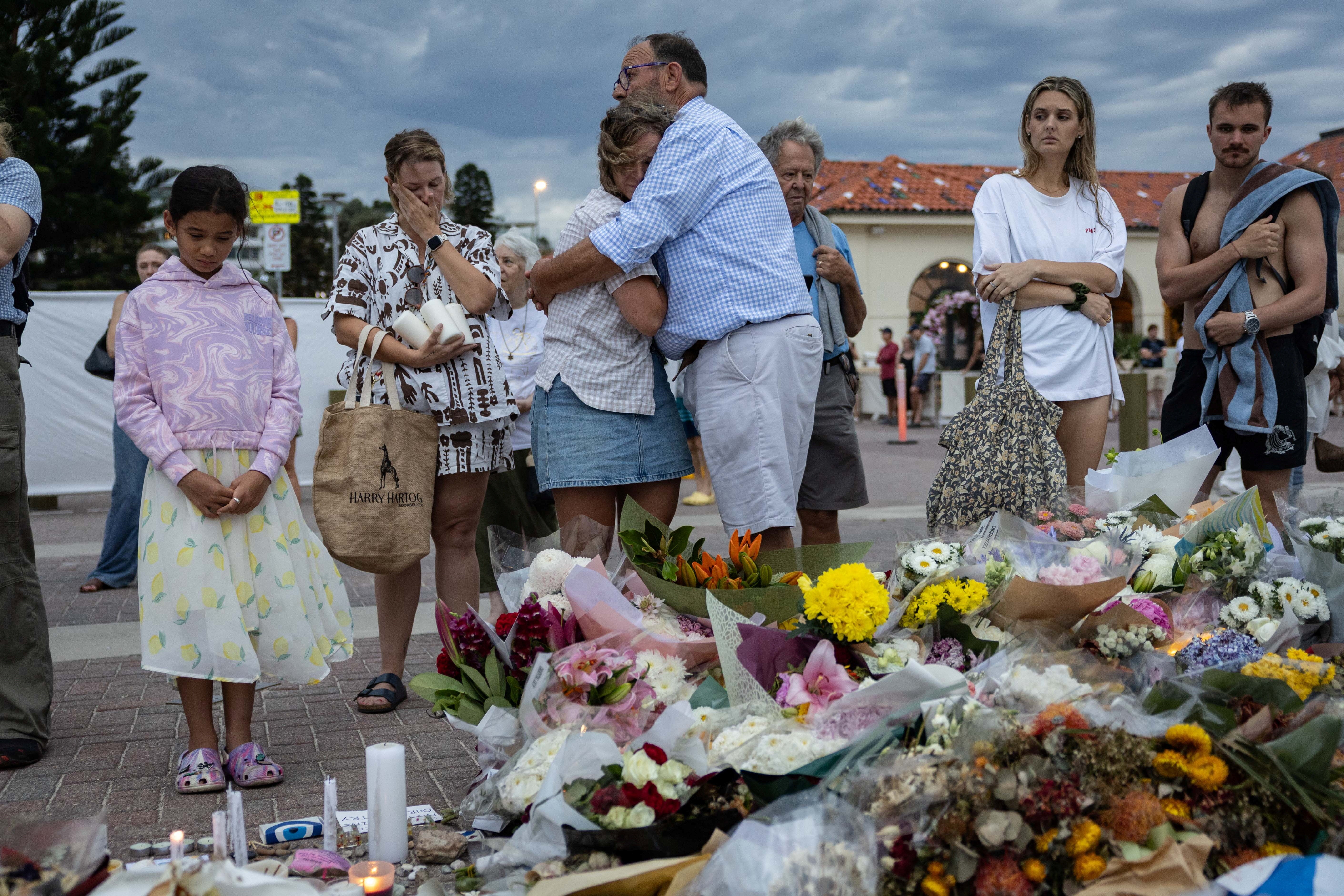 <p>People mourn for victims of the Bondi Beach attack in Sydney</p>