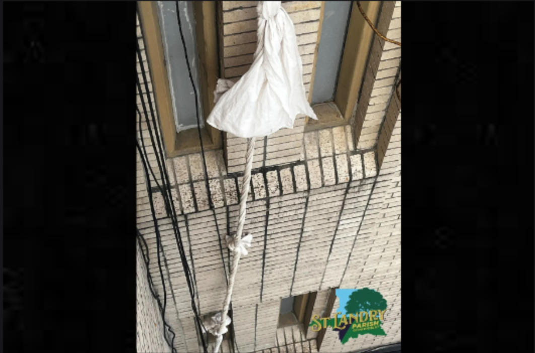 Três presidiários escaparam da Cadeia Paroquial de St. Landry removendo partes da parede e depois usando lençóis para escalar a lateral do prédio.