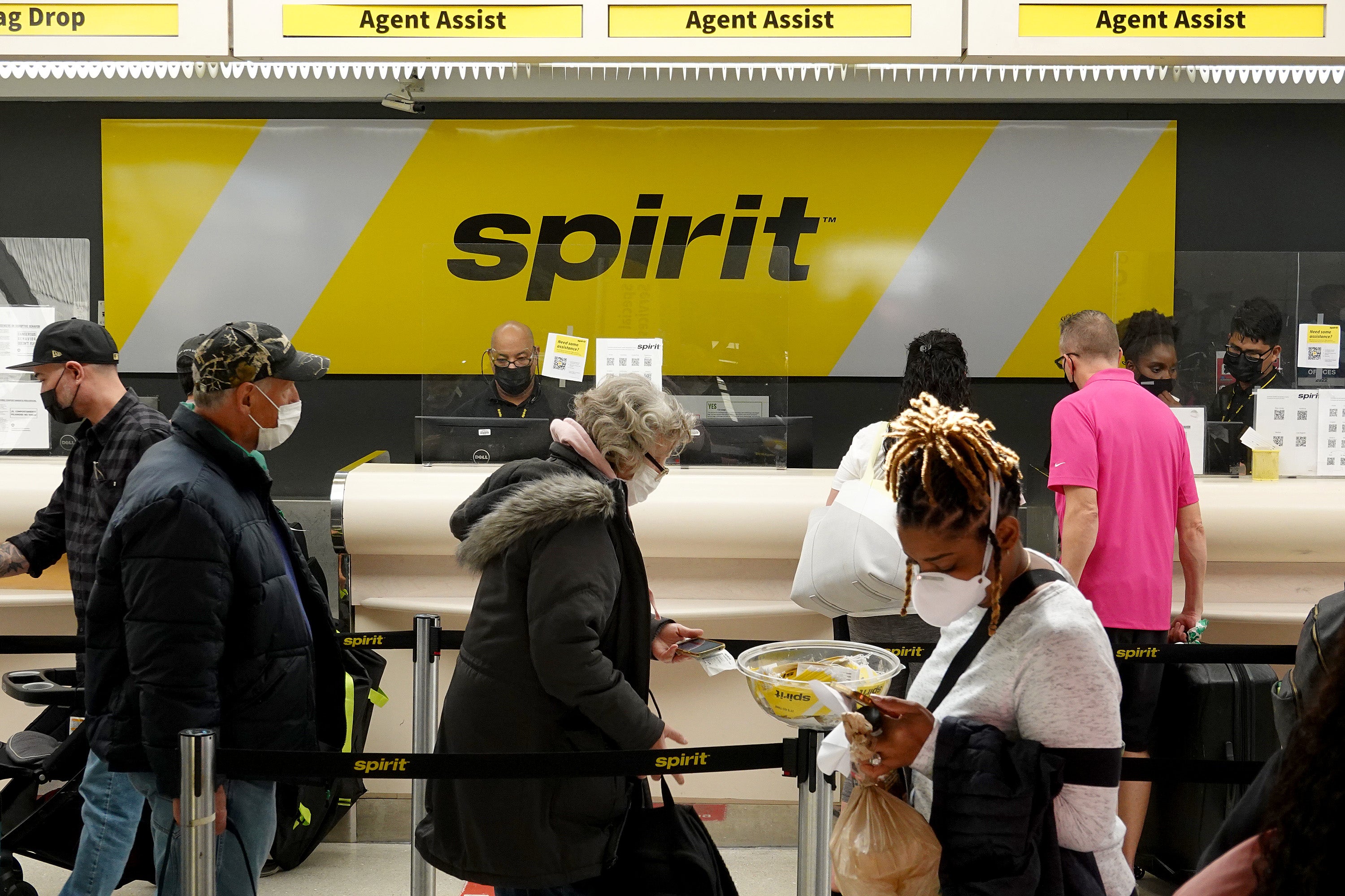 Dois funcionários da Spirit Airlines acusados ​​de roubo de pulseira Louis Vuitton de US$ 500 deixada por passageiro no Aeroporto Internacional de Fort Lauderdale-Hollywood