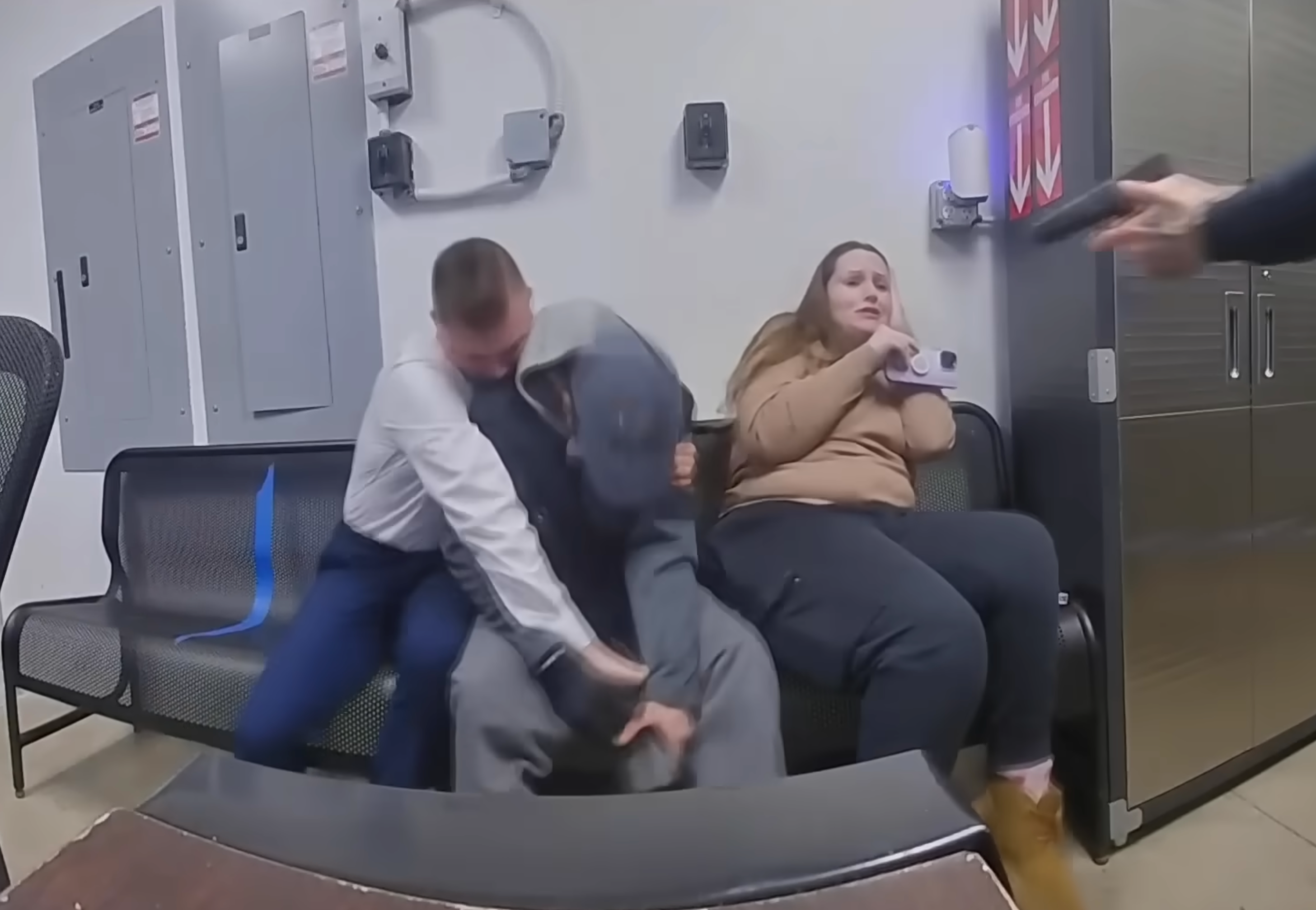 Um funcionário do Walmart interveio, eventualmente desarmando Newton enquanto Katerina Jeffery, sentada ao lado dele, gritava para ele parar.