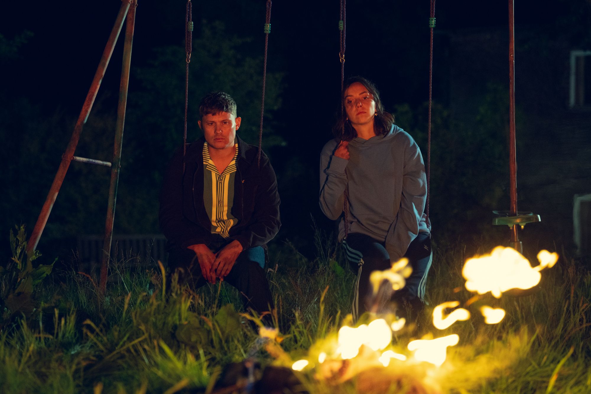 Тајно оружје серије: Јон Поинтинг и Маеве Цоуртиер-Лиллеи као Еш и Ди Ди