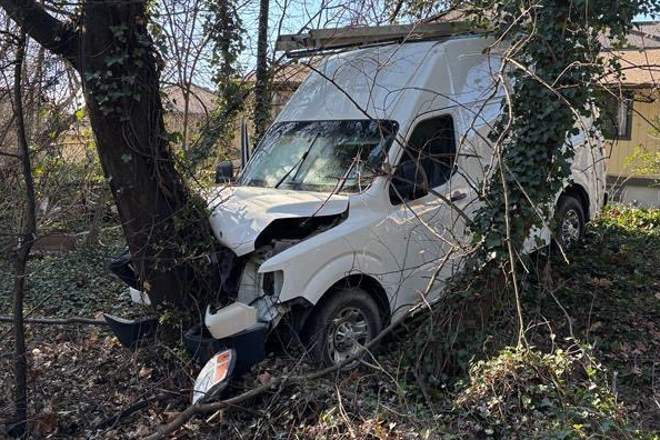 Agentes do ICE atiraram contra uma van que, segundo eles, tentava atropelá-los durante uma operação de imigração na manhã de quarta-feira, em um incidente que feriu duas pessoas.