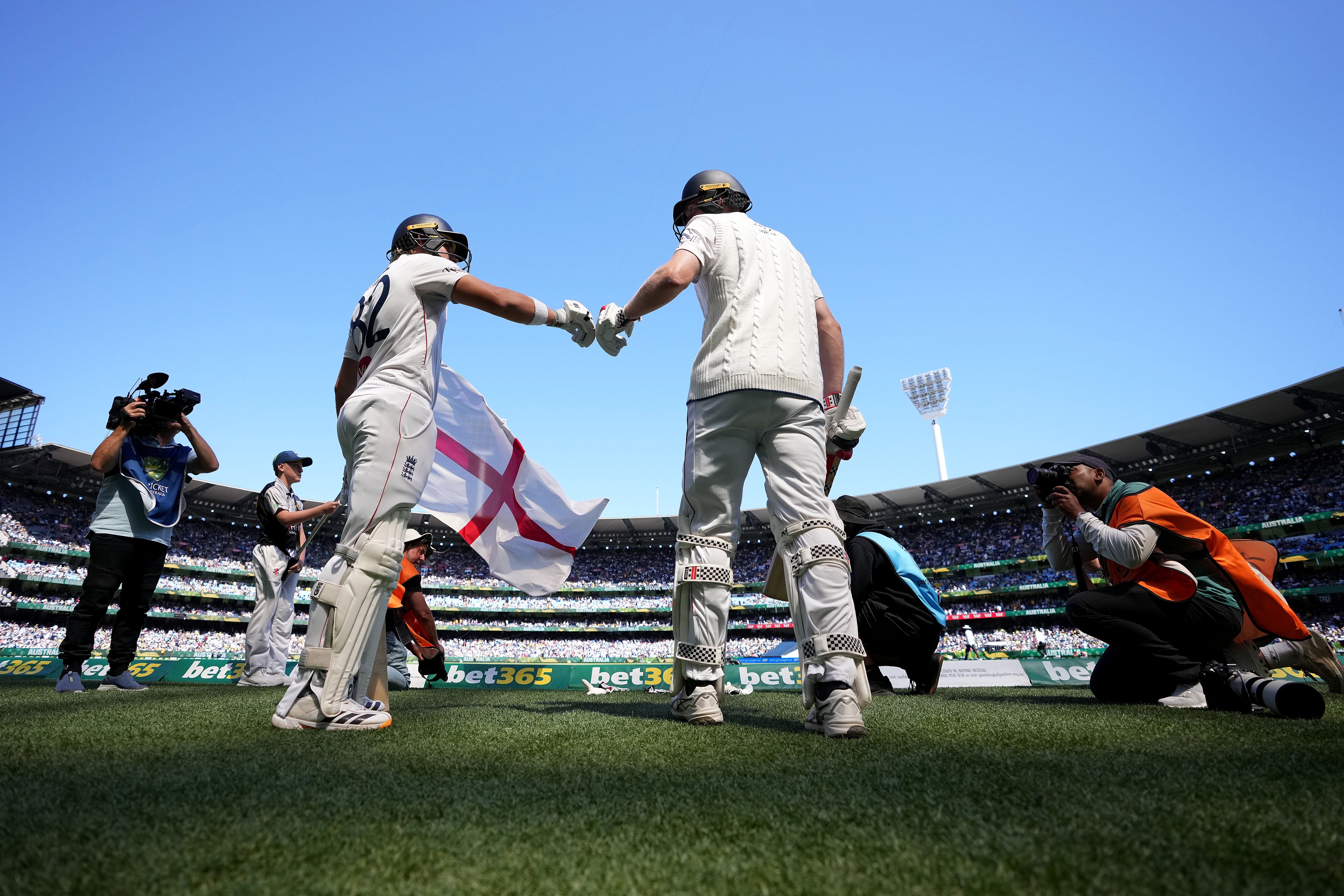 <p>England made their way through the chaos to secure a will win in Melbourne</p>