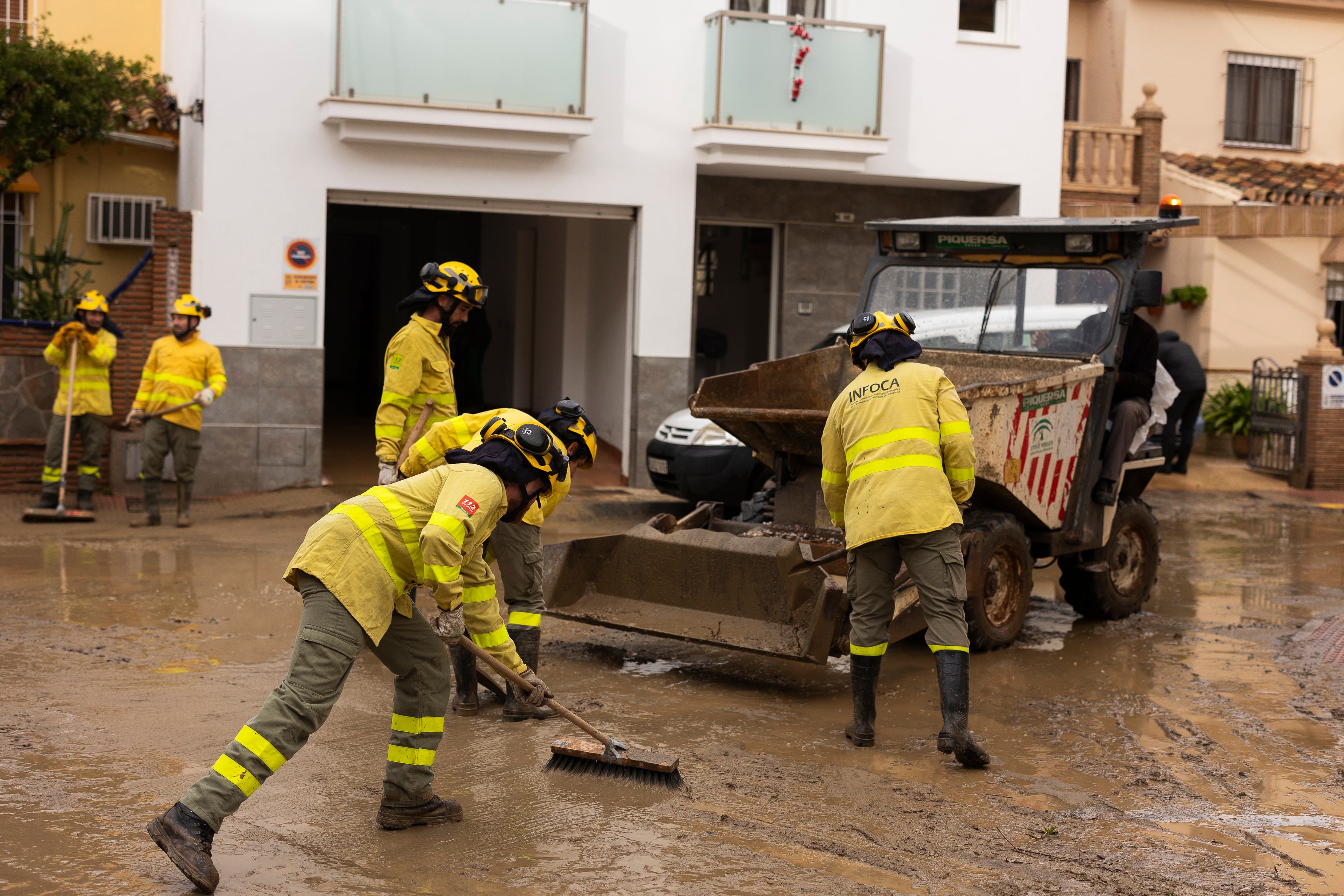 Authorities clean up floods in Estación de Cartama, Malaga, on Sunday