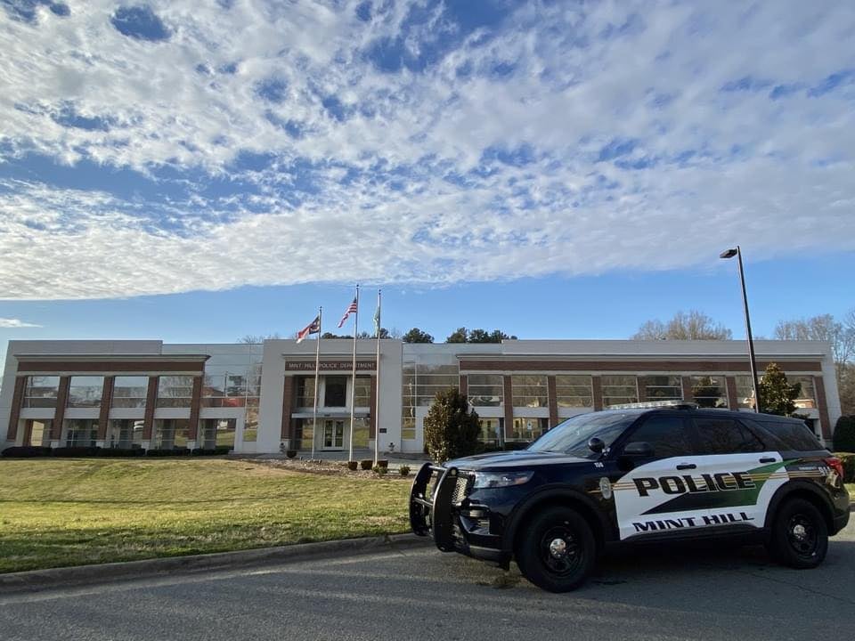 Um homem morreu depois de abrir fogo contra policiais durante uma troca de custódia de uma criança na Carolina do Norte na sexta-feira.