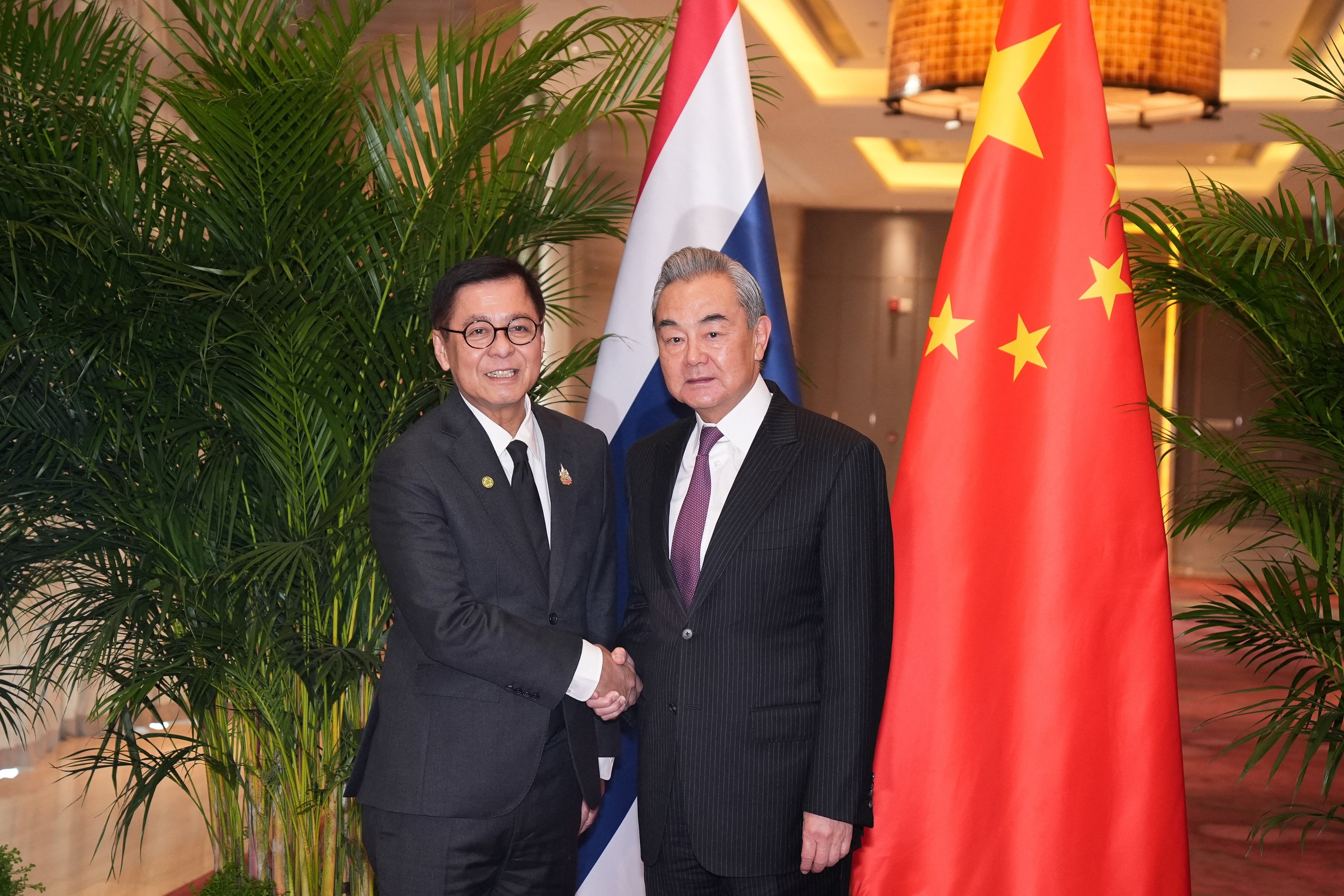 Chinese foreign minister Wang Yi shakes hands with Thailand’s Sihasak Phuangketkeow in Yuxi, Yunnan province, on 28 December 2025