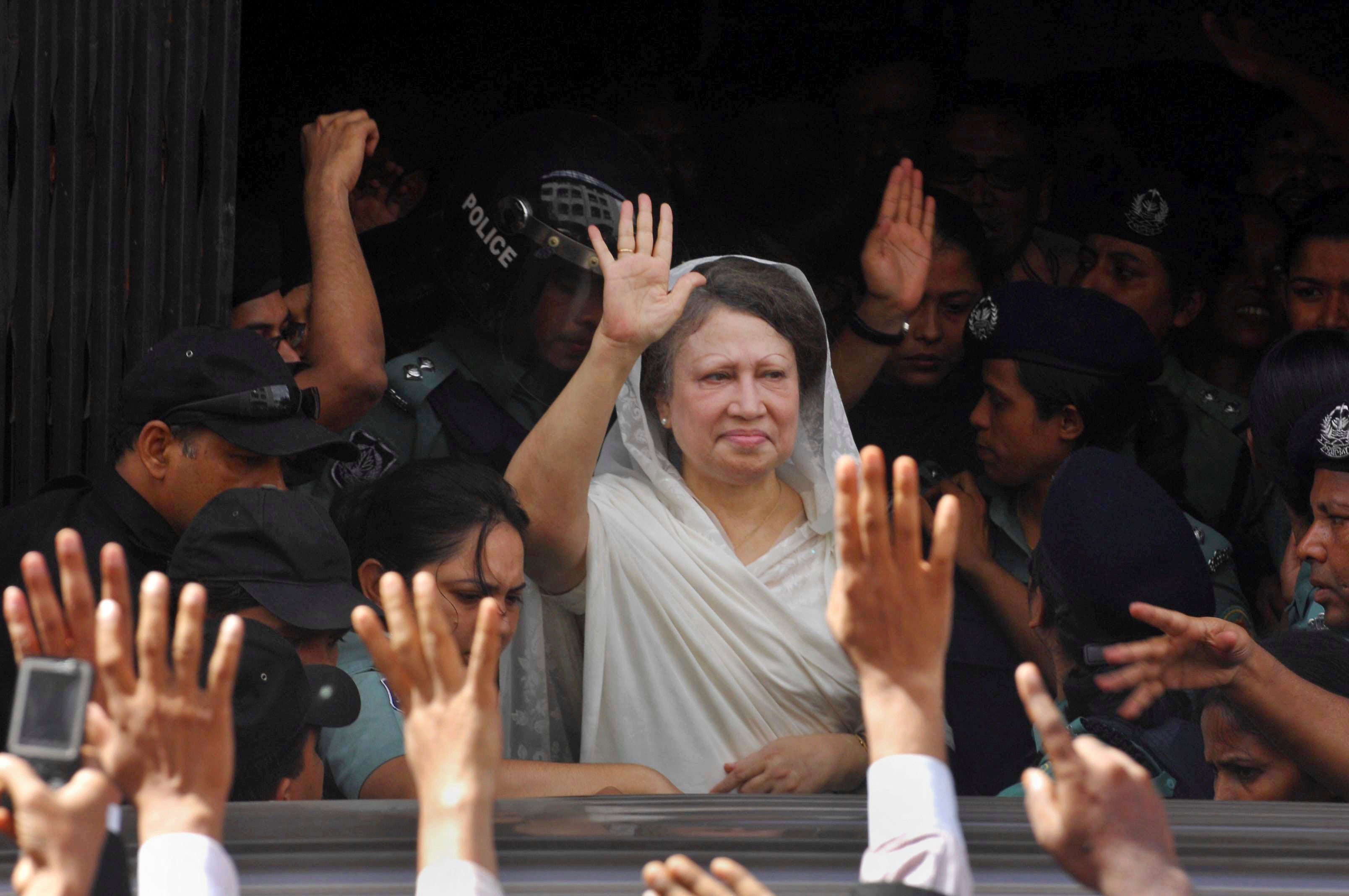 Former Bangladesh Prime Minister Khaleda Zia waves to supporters in 2007