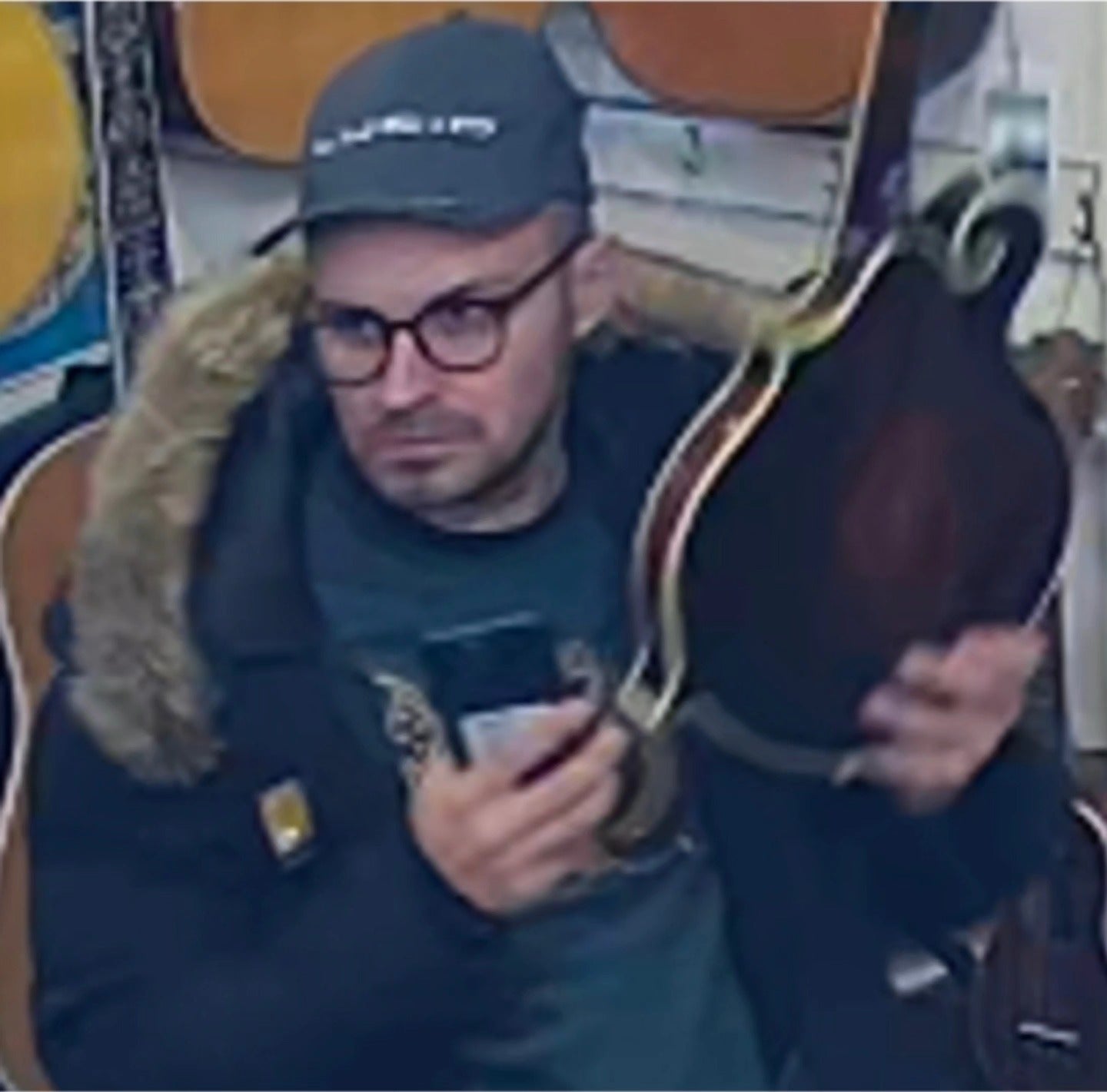 O vídeo parecia mostrar um homem enfiando dois bandolins, um Gibson F-12 e um Weber Yellowstone, nos bolsos de seu casaco de inverno.