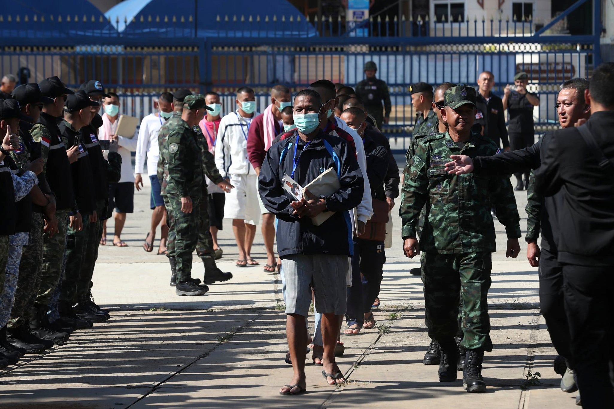 <p>In this photo released by Agence Kampuchea Press (AKP), Cambodian soldiers, centre, arrive after being captured and held by the Thai army, at Prum border gate, in Pailin province, Cambodia, Wednesday, 31 December 2025</p>