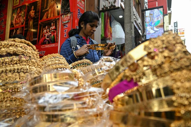 <p>A woman shops at a roadside stall at Chickpet market in Bengaluru on 26 December 2025</p>