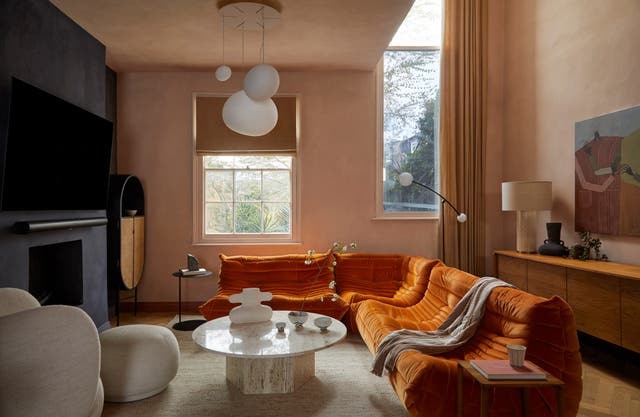 <p>A calming blend of soft neutrals and natural materials in this gorgeous living space</p>