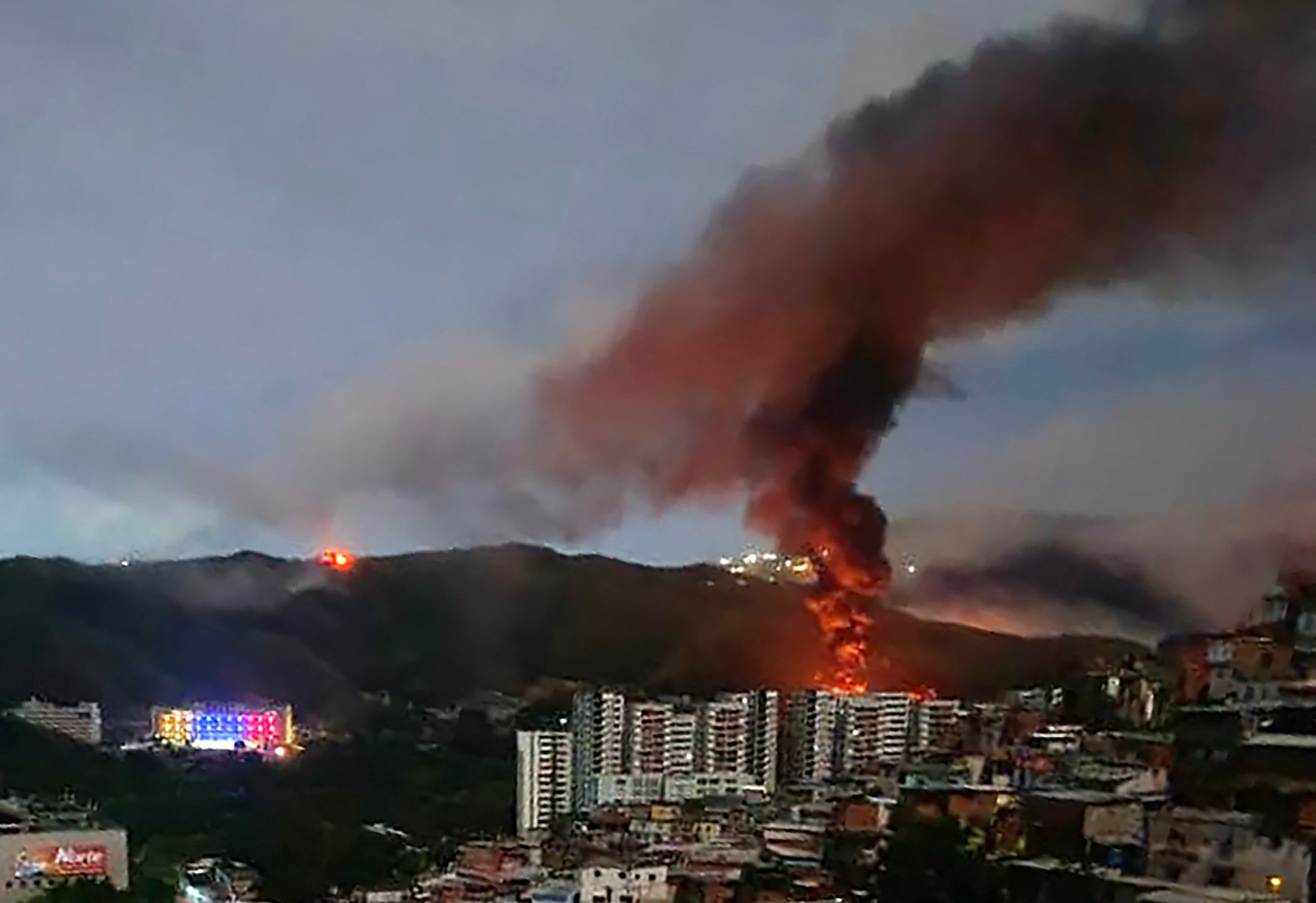 At least seven explosions and low-flying aircraft were seen in Venezuela ’s capital in the early hours of Saturday morning