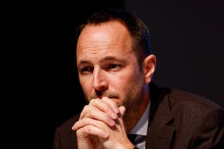 Mathias Reynard, državni vijećnik i predsjednik Državnog vijeća kantona Valais na konferenciji za novinare nakon požara i eksplozije u baru Le Constellation