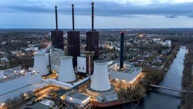 <p>Steam leaves a cooling tower of the Lichterfelde gas-fired power plant near a cable bridge crossing the Teltow canal in Berlin, Germany, on March 30, 2022. (AP Photo/Michael Sohn, File)</p>