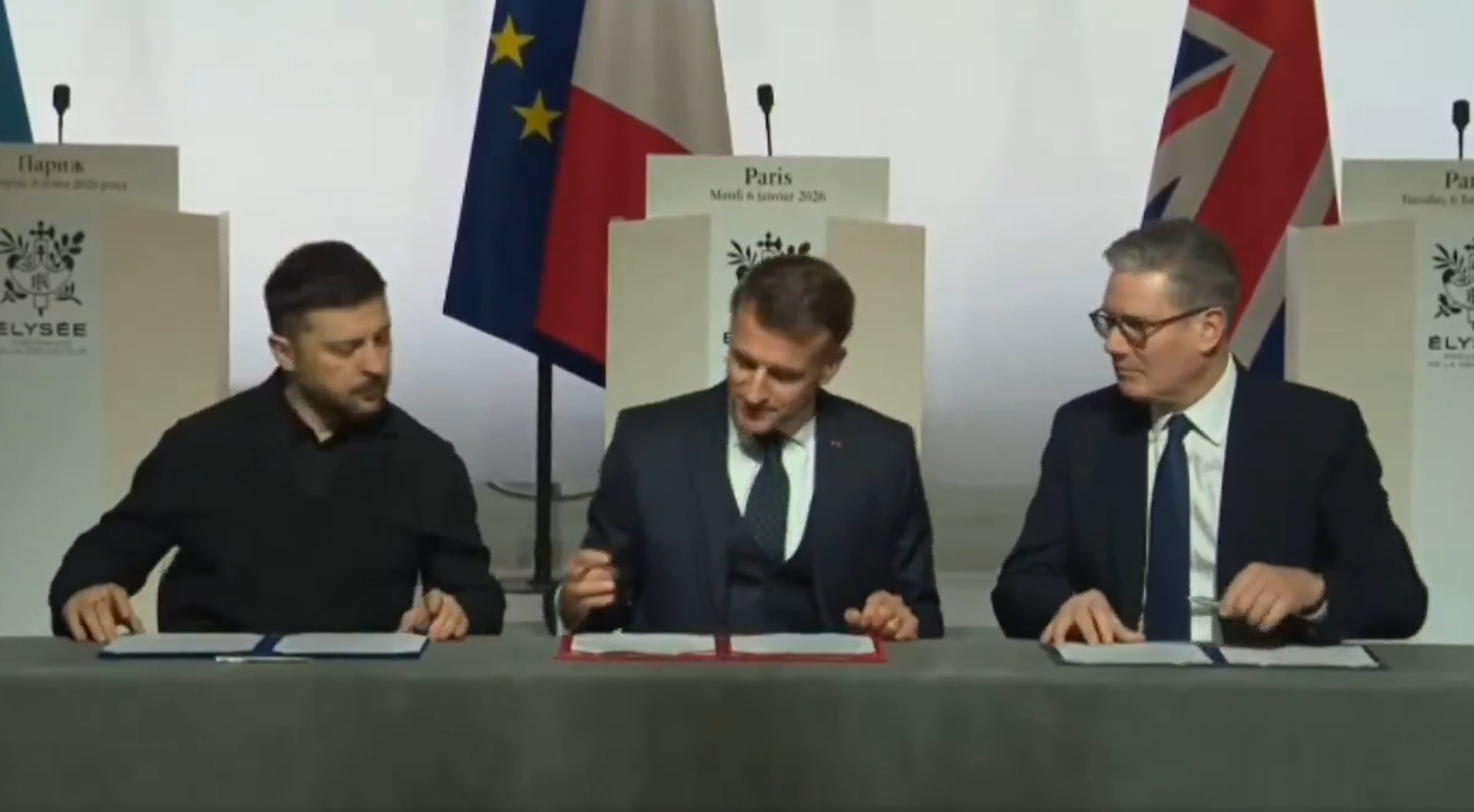 <p>Emmanuel Macron, Keir Starmer and Volodymyr Zelensky sign the coalition of the willing deal in Paris</p>
