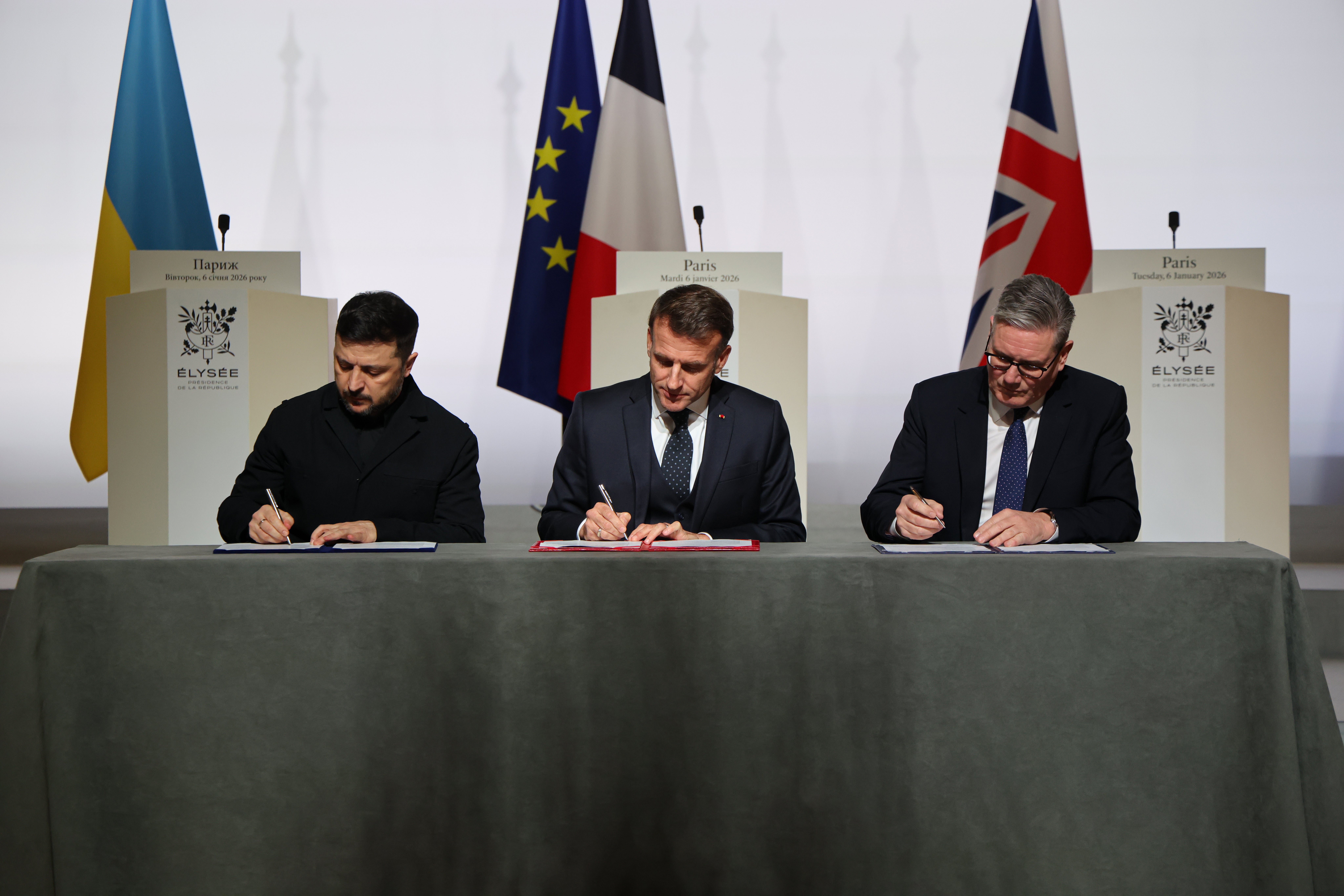<p>Emmanuel Macron, Keir Starmer and Volodymyr Zelensky sign the coalition of the willing deal in Paris  </p>