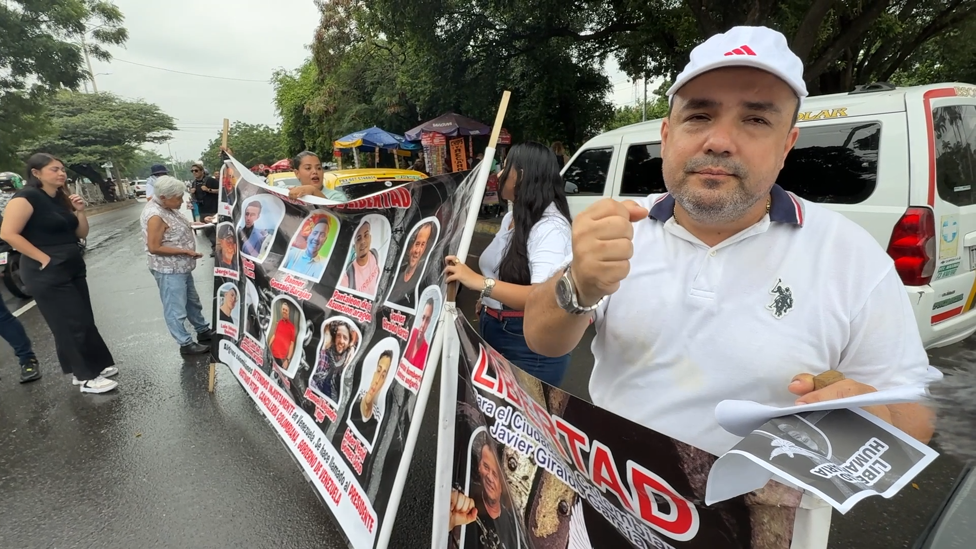 Demonstrators protest against the detention of political prisoners