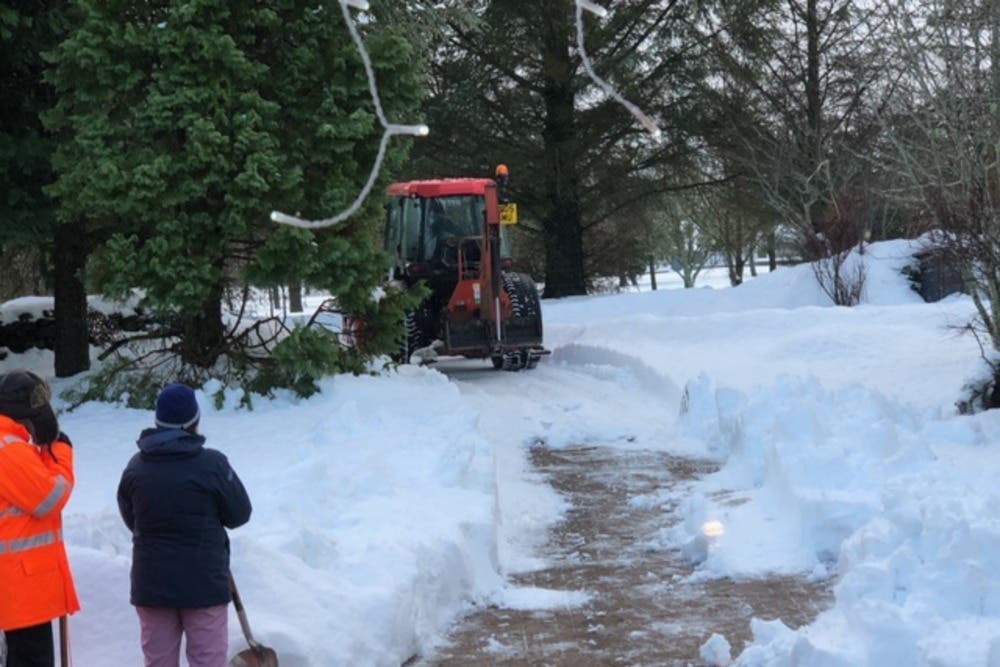 A ‘good Samaritan’ farmer clears snow in Alford, Aberdeenshire (Graeme Stewart/PA)