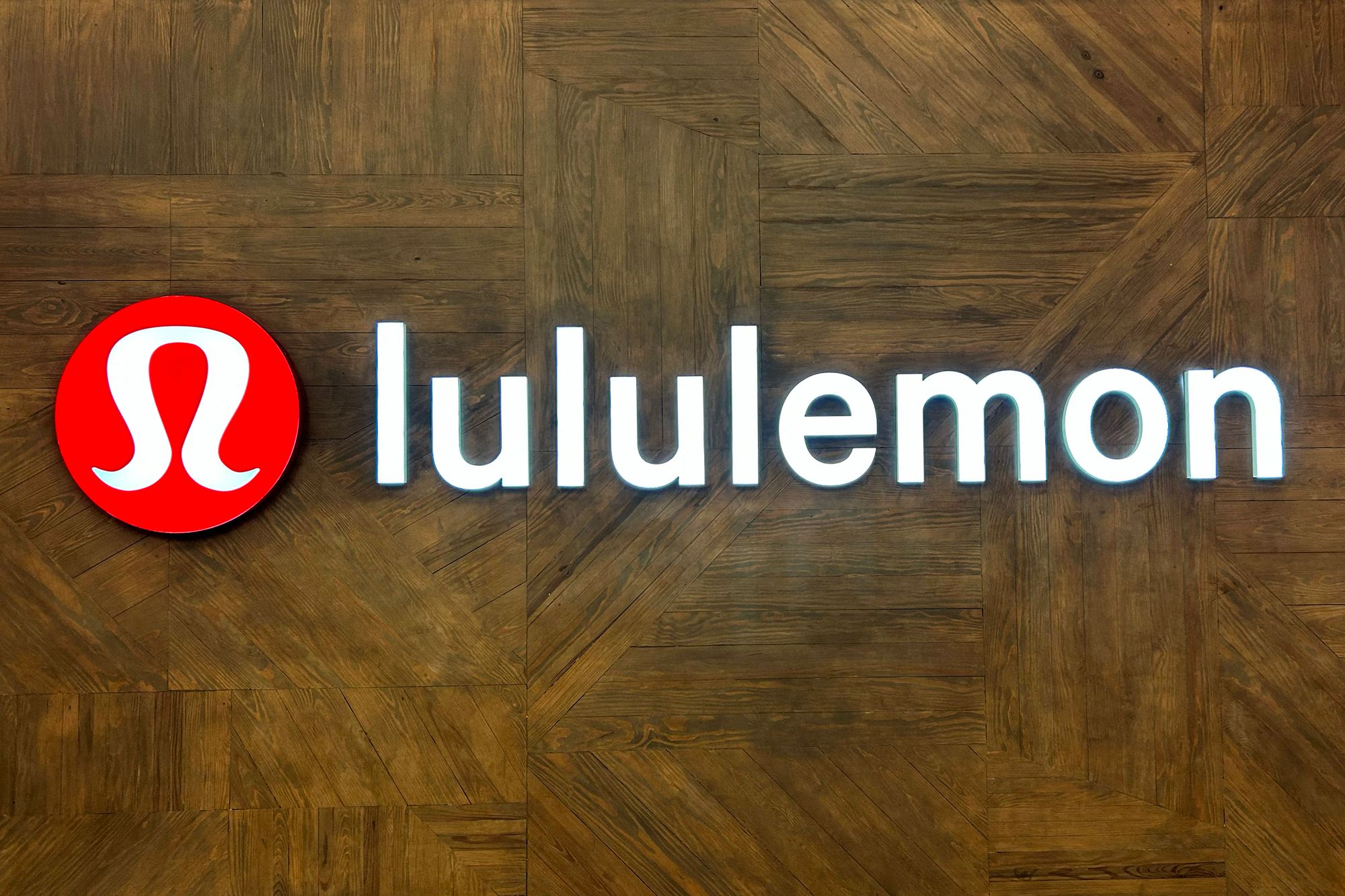 Thieves took off with handfuls of merchandise from a Pennsylvania Lululemon, according to police
