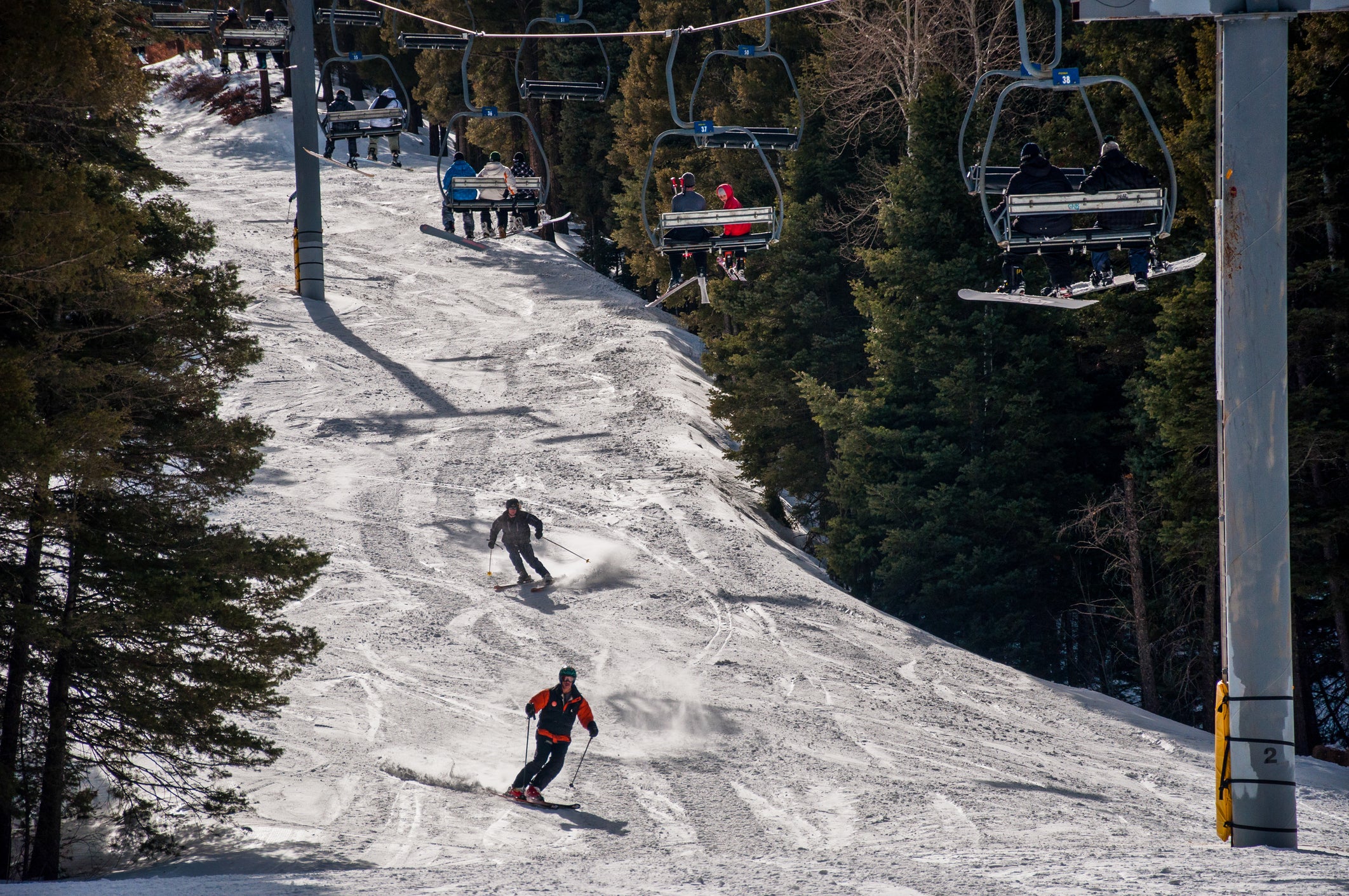 <p>Skiers Race down slop as more ride ski lift</p>