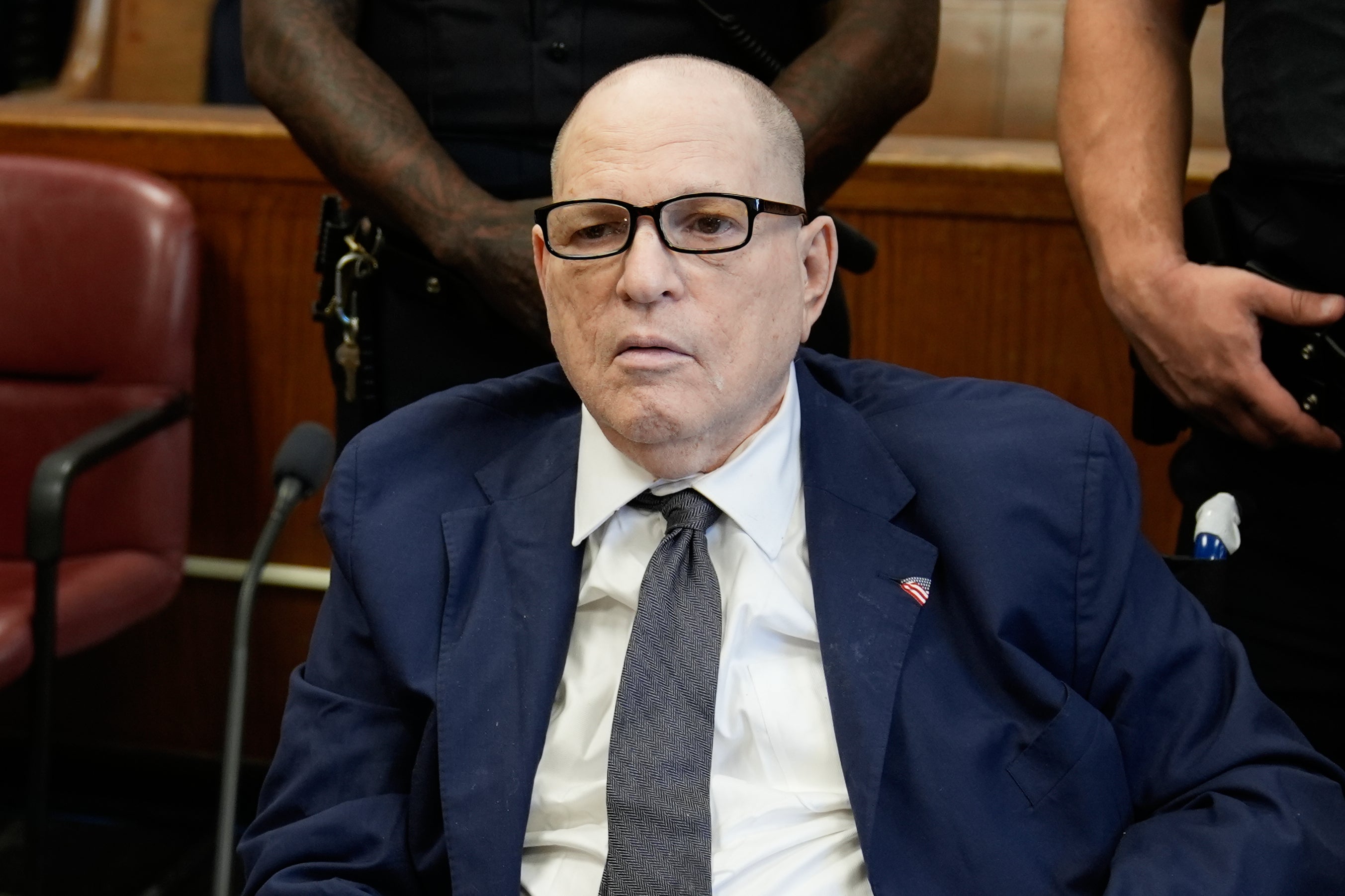 Вајнштајн тренутно служи 16-годишњу затворску казну након што је осуђен за силовање и сексуални напад у Калифорнији 2022.