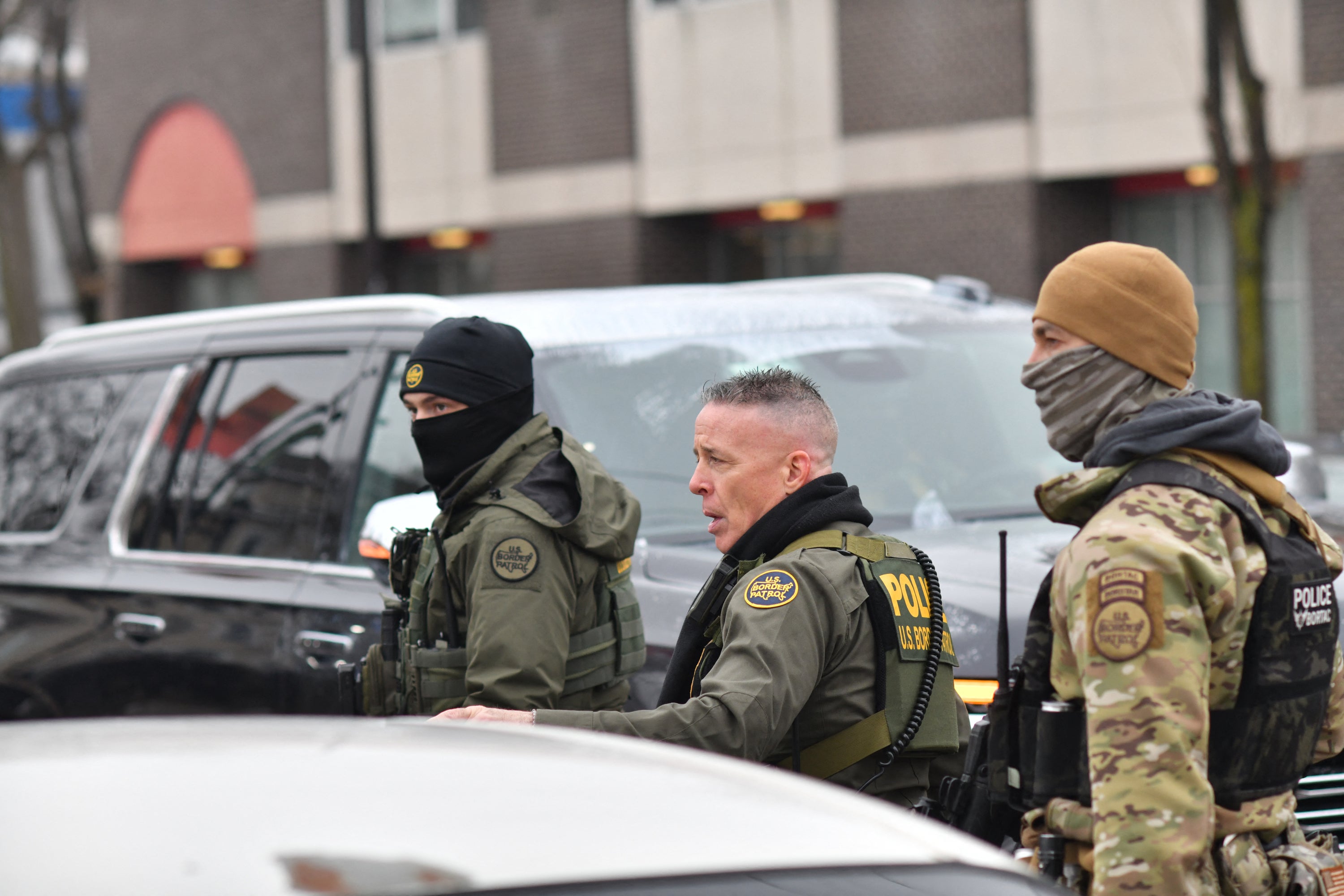 O comandante da Alfândega e Proteção de Fronteiras dos EUA, Gregory Bovino, está com seus agentes durante uma operação para deter um homem em 8 de janeiro de 2026 em Minneapolis, Minnesota.