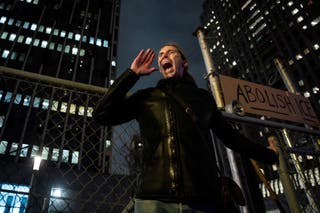 Muškarac prosvjeduje protiv imigracijske i carinske službe (ICE), nakon što je američki imigracijski agent upucao i ubio 37-godišnju Renee Nicole Good u njezinom automobilu u Minneapolisu, u New Yorku, SAD