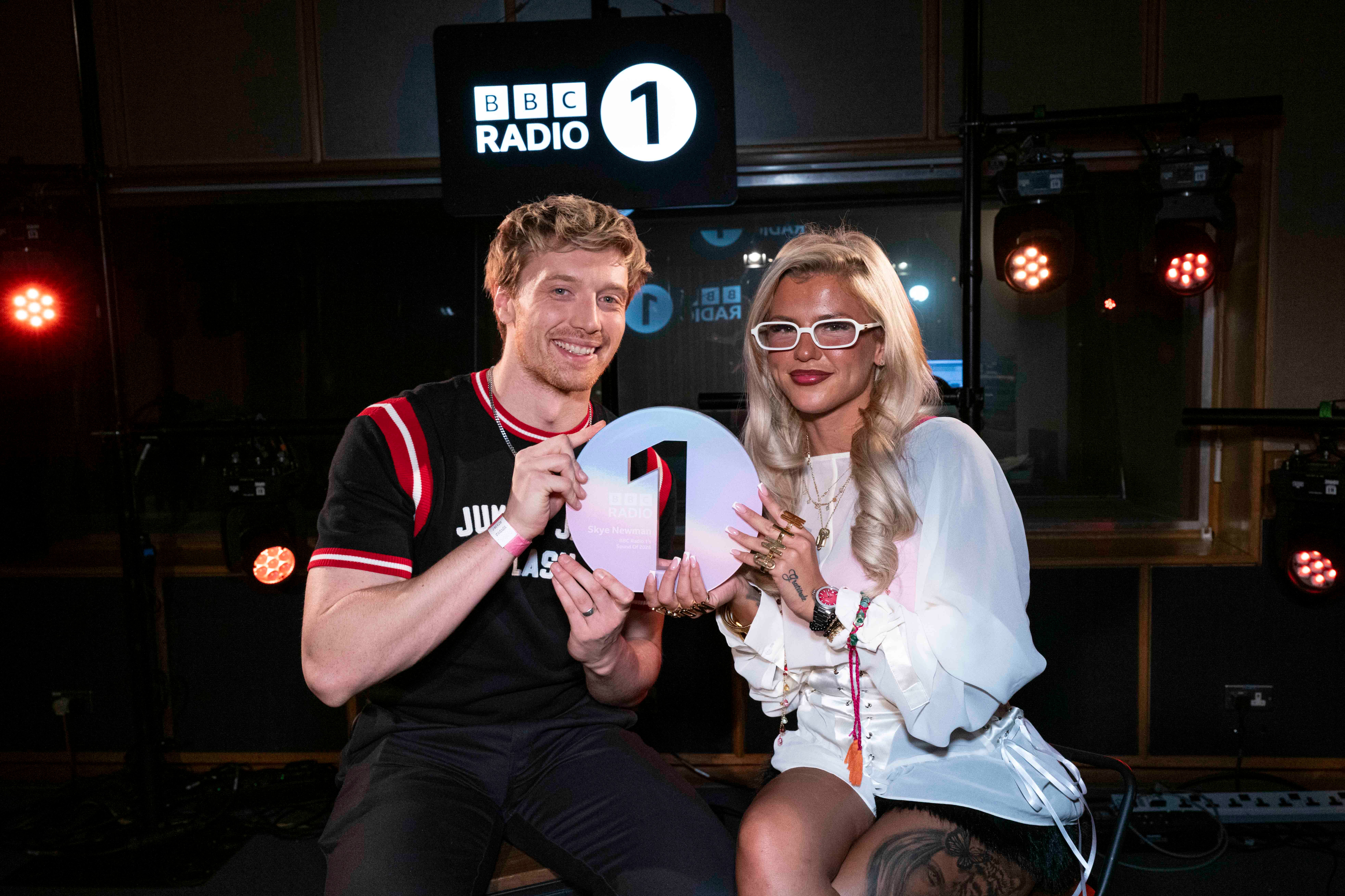 <p> BBC Radio 1's Jack Saunders presenting the award to Skye Newman at Maida Vale Studios </p>