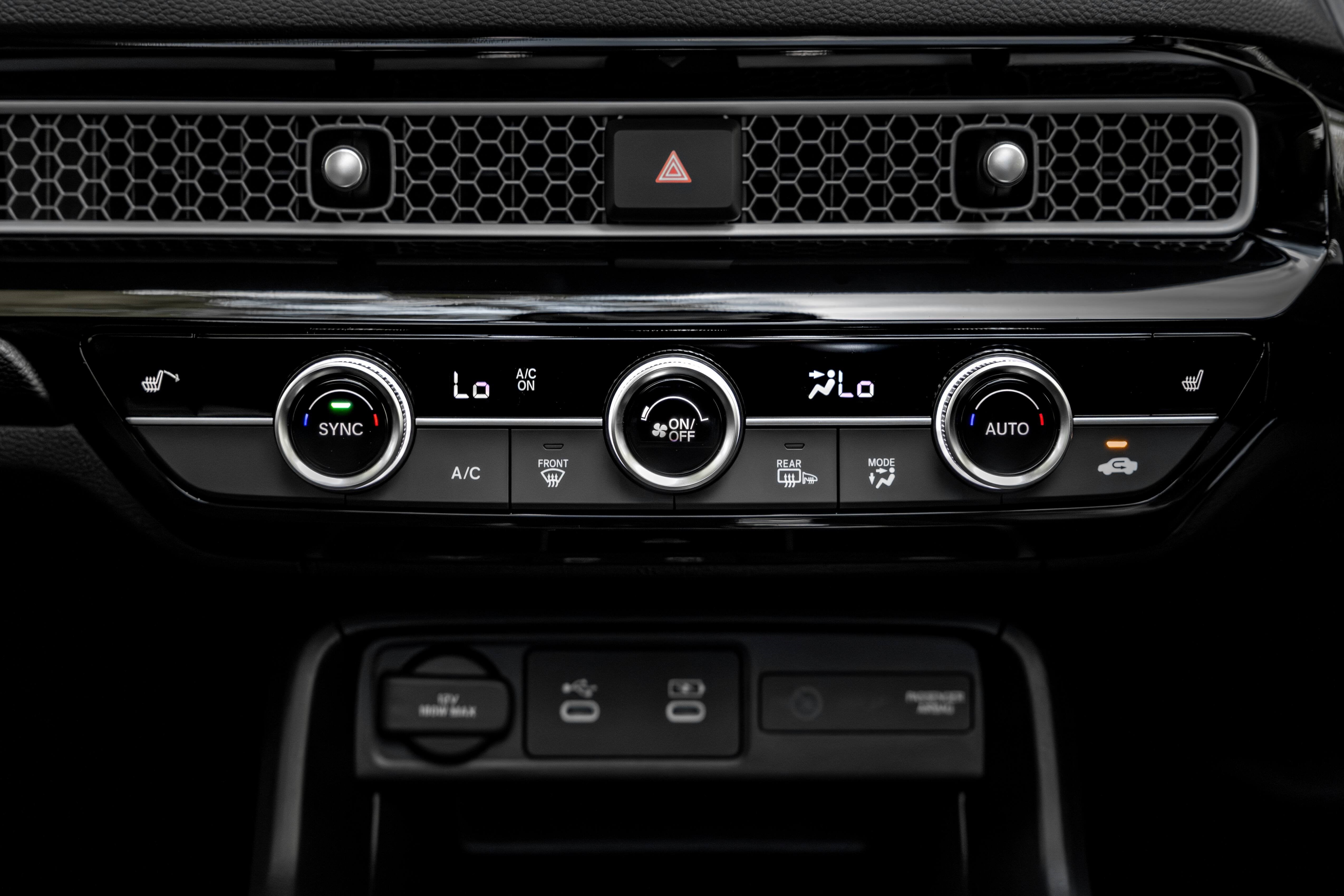 Os controles são desatualizados, mas fáceis de usar, e é assim que deveria ser