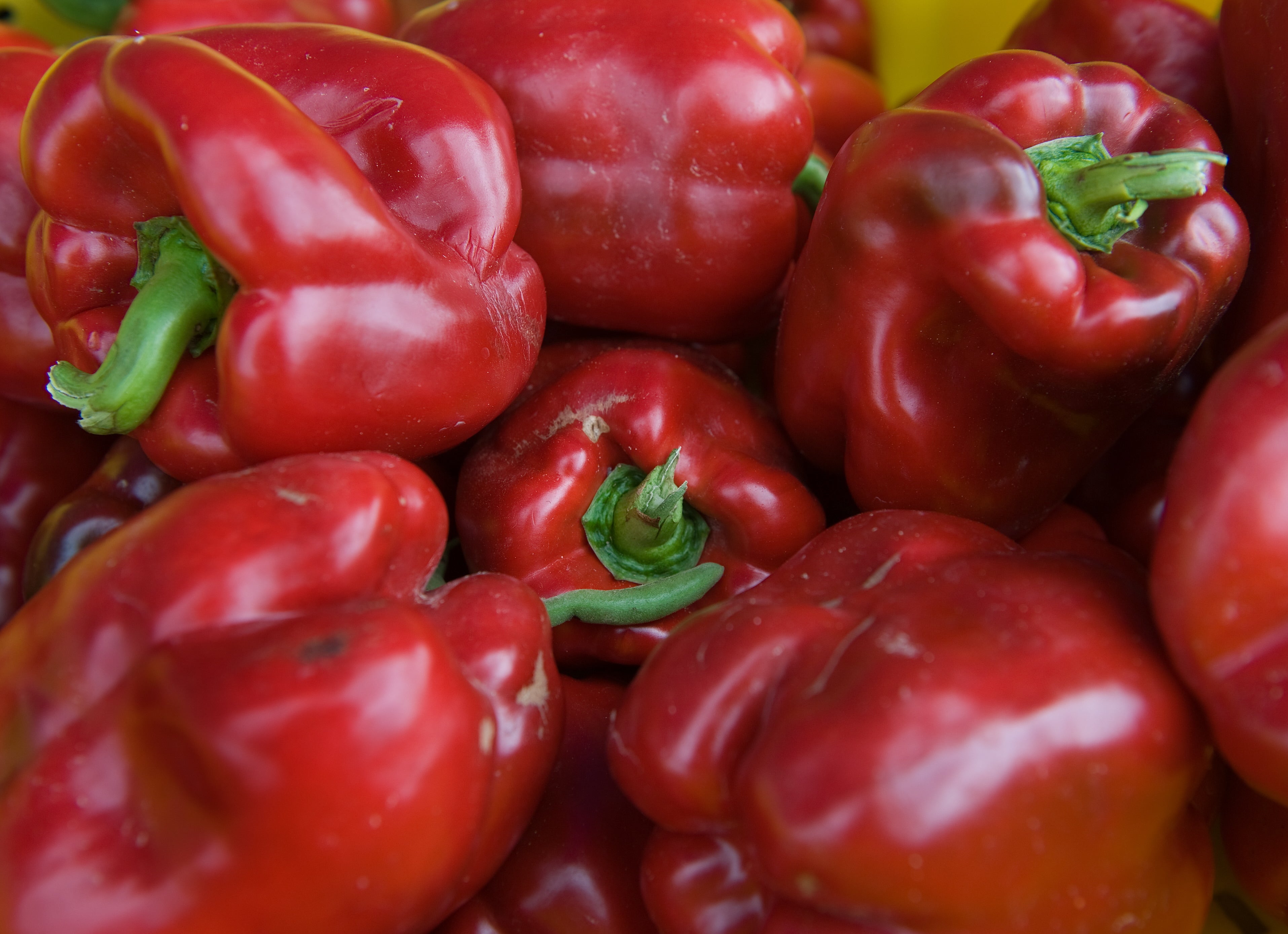 A cup of red bell peppers provides three grams of fiber