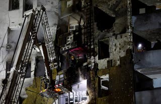 Vatrogasci rade u stambenoj zgradi koju je pogodio ruski dron u Kijevu