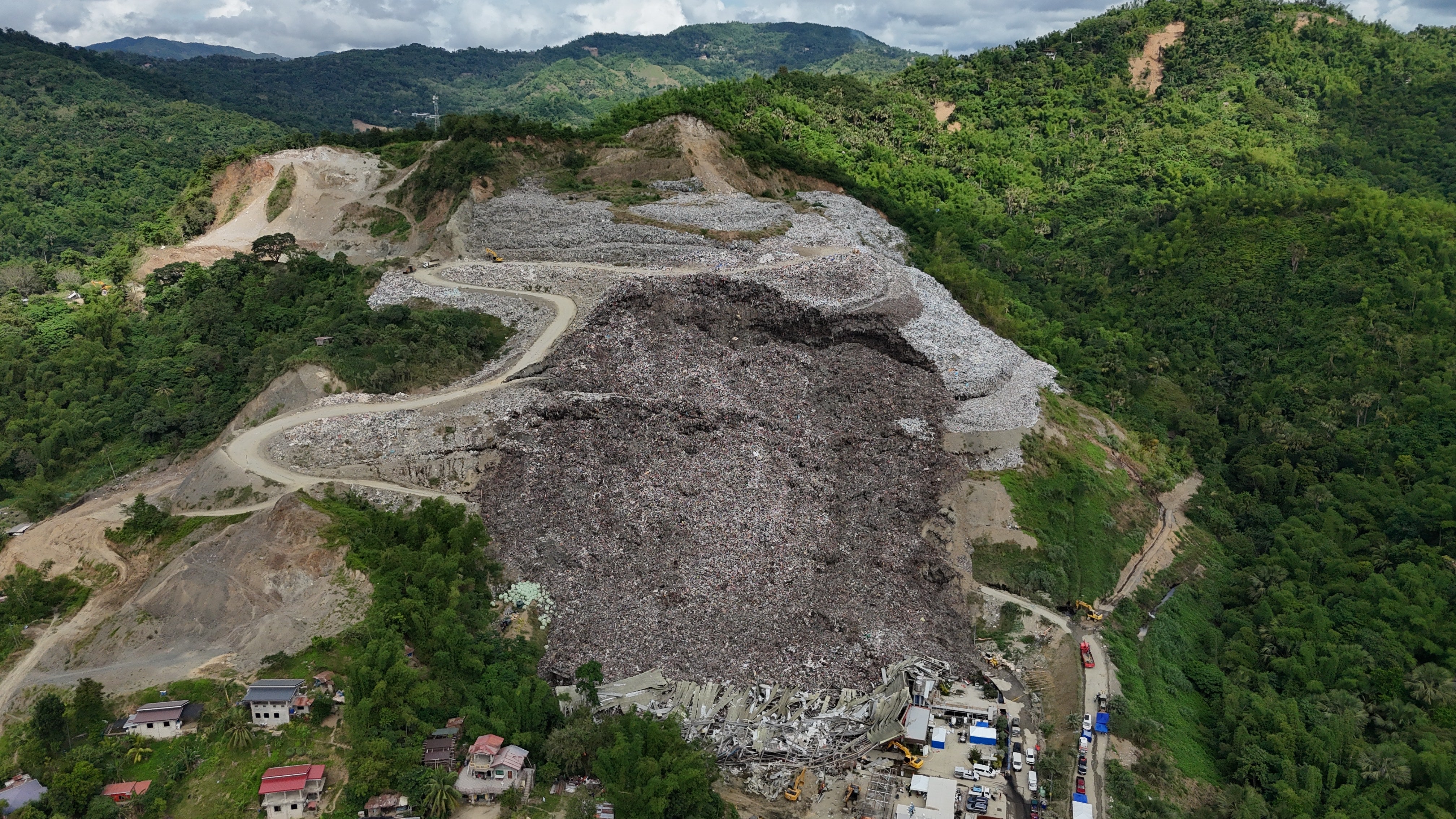 A huge mound of garbage that collapsed Thursday afternoon at a waste segregation facility in Binaliw, Cebu city, central Philippines is seen on Saturday Jan. 10, 2026. (AP Photo/Jacqueline Hernandez)