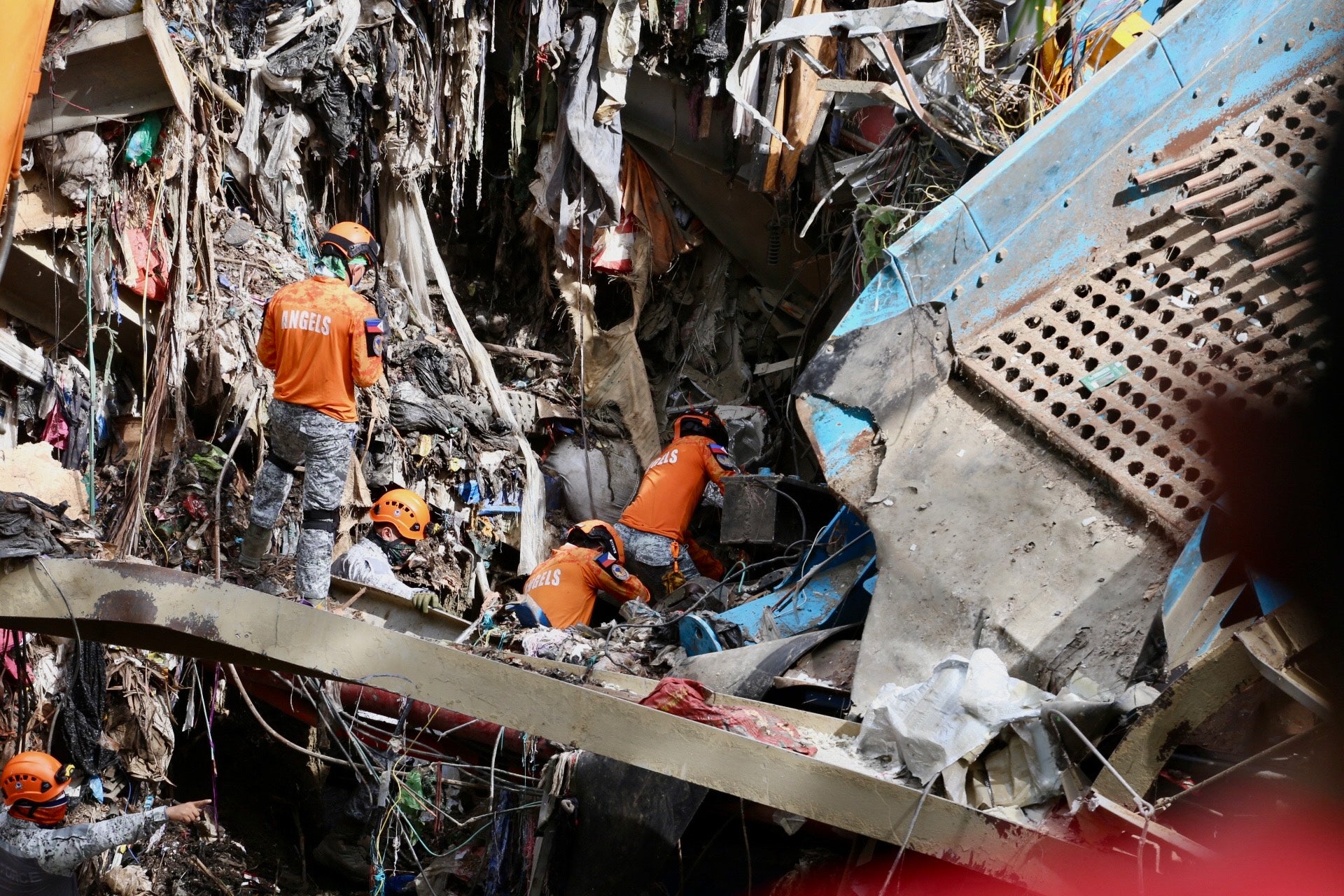Rescuers continue operations on a collapsed waste segregation facility in Binaliw, Cebu city, central Philippines on Saturday, Jan. 10, 2026. (AP Photo/Jacqueline Hernandez)