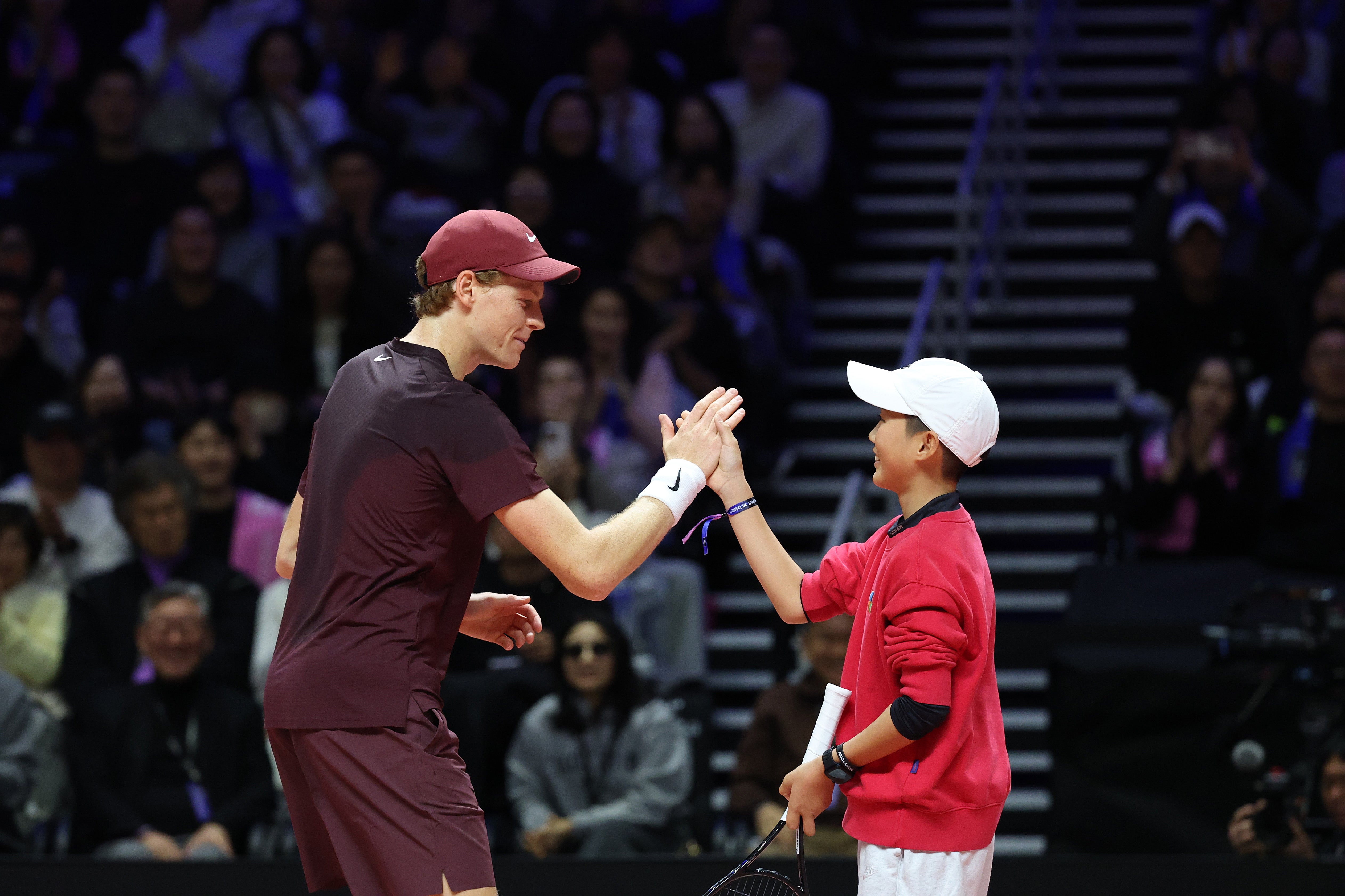 <p>Jannik Sinner greets a fan during the match against Carlos Alcaraz</p>