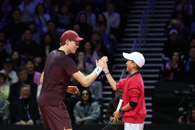 <p>Jannik Sinner greets a fan during the match against Carlos Alcaraz</p>